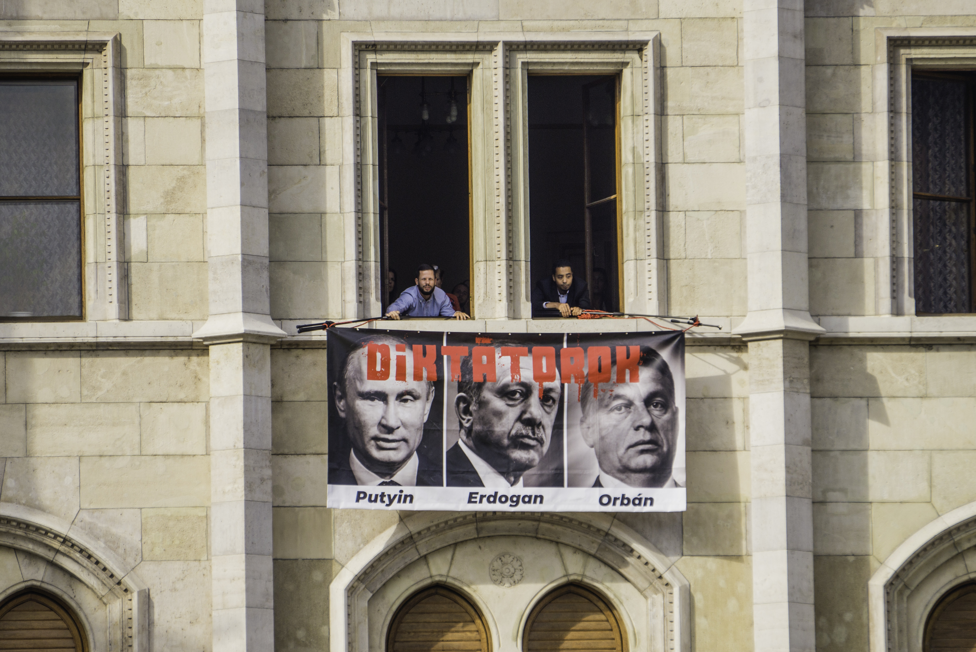 'Diktátorok' felirattal, Orbán, Putyin és Erdogan fényképével lógattak ki molinót a Parlamentből a Párbeszéd képviselői