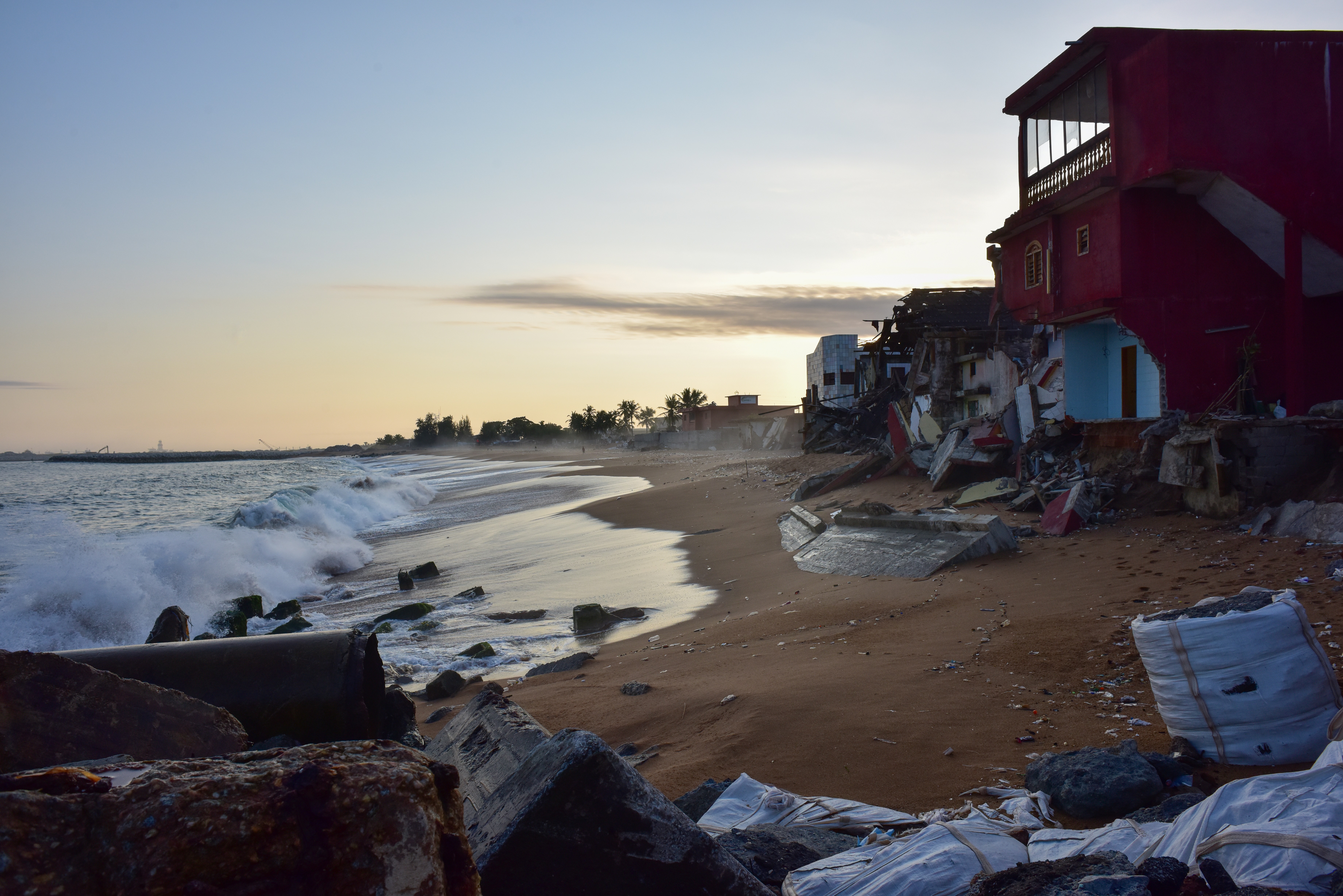 Egy elefántcsontparti hotel romjai augusztus 27-én. Ezt a szállodát már a tengerszint-emelkedés semisítette meg.