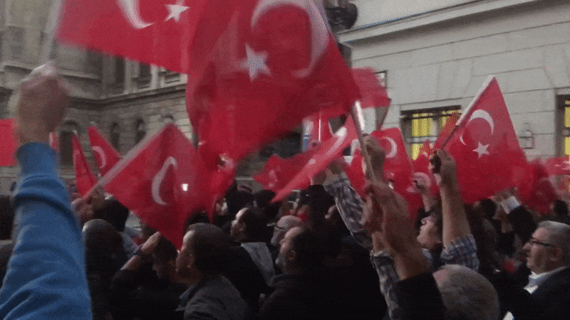Gyurcsányéknak megtiltották, hogy az MTA előtt tiltakozzanak, de az belefért, hogy több tucat török szimpátiatüntetést tartson Erdogan mellett