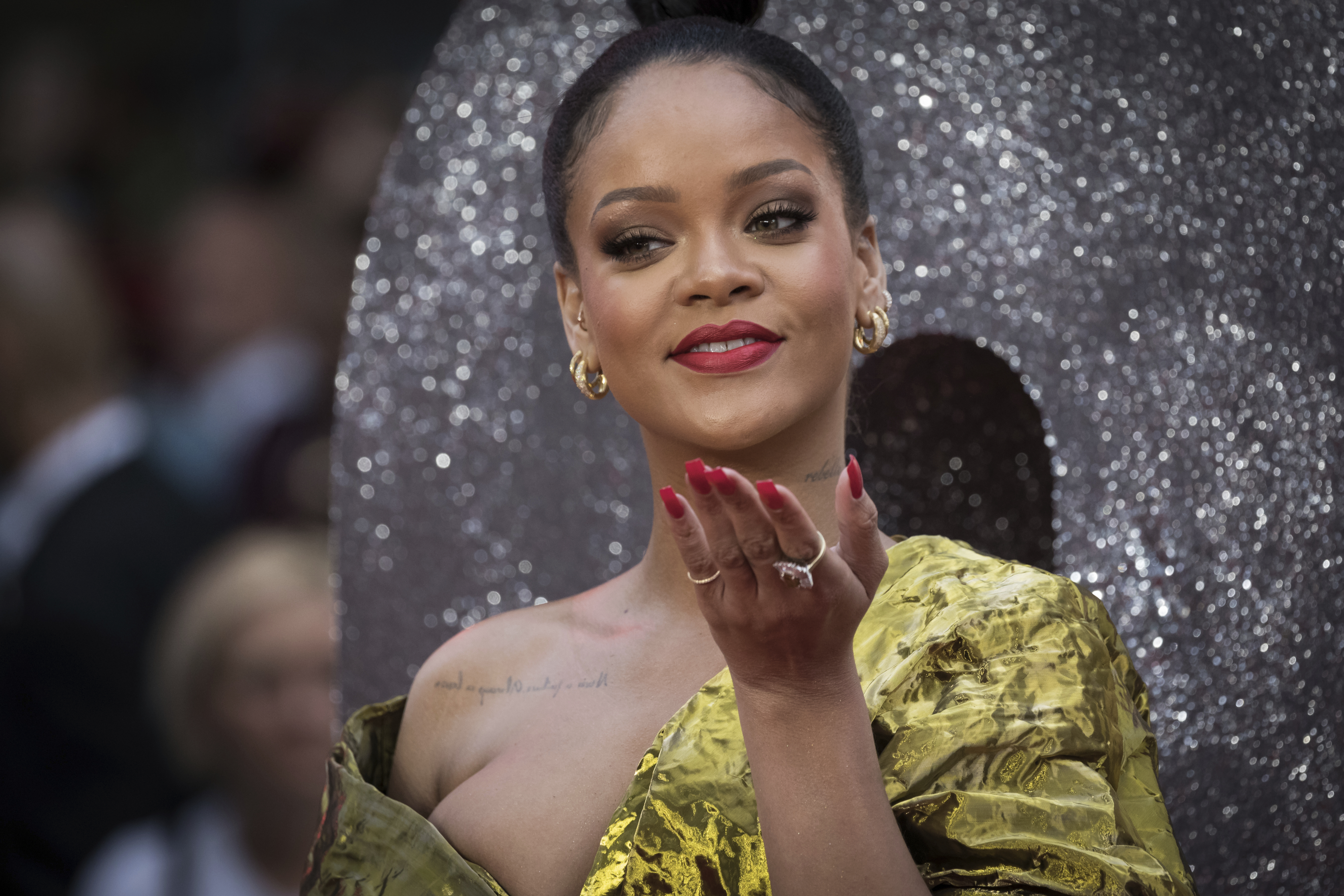 Rihanna elnézést kért, amiért a fehérnemű-bemutatóján részlet hangzott el egy muszlim szent szövegből