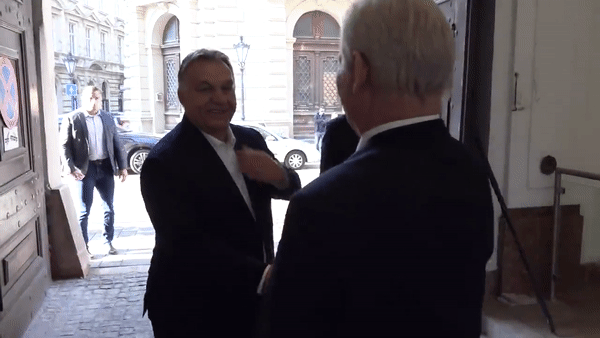 Orbán Viktor úgy megigazította a nyakkendőjét, mintha még mindig hordaná
