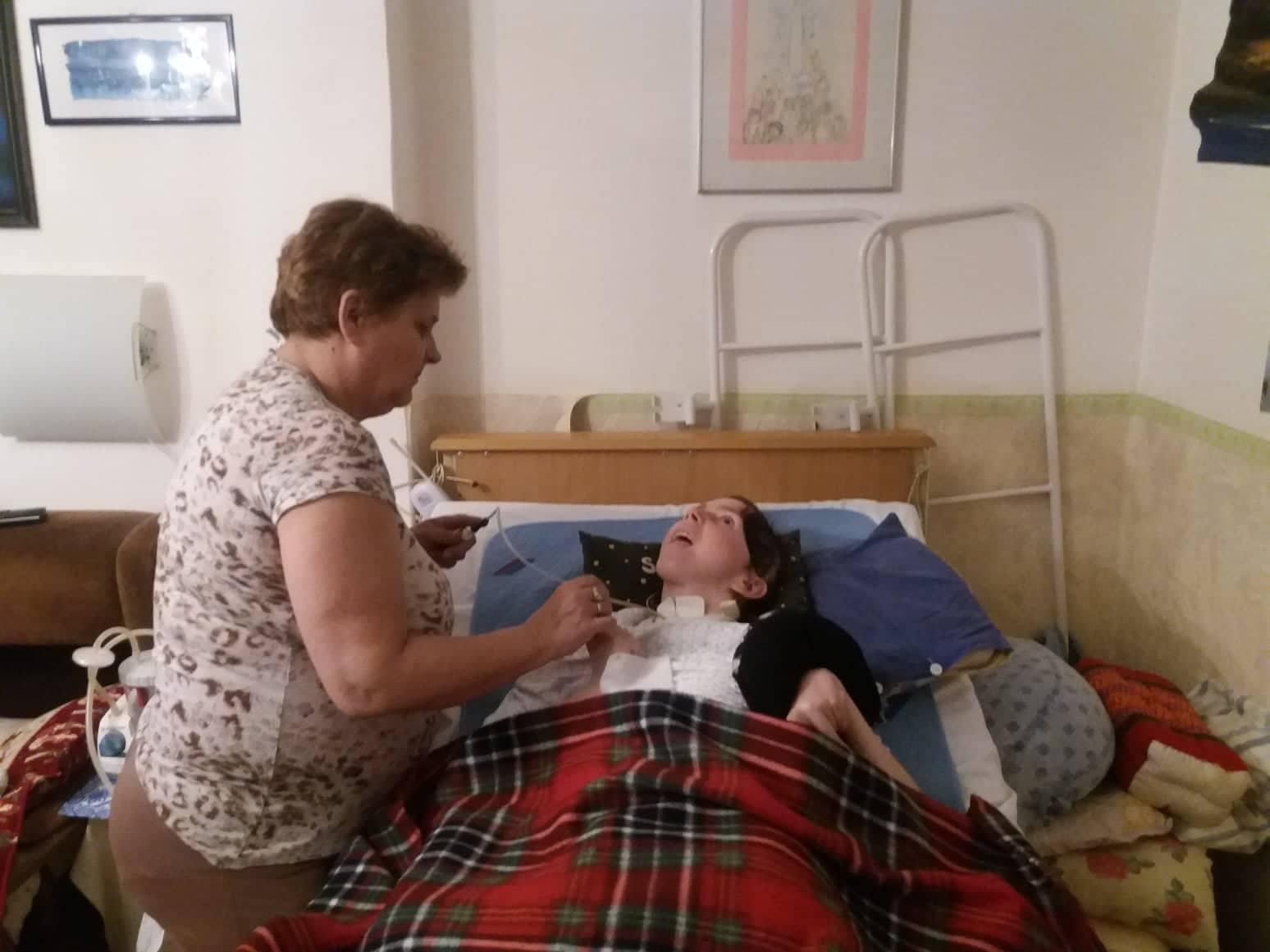 Reménytelen anyagi helyzetbe került a kómás lányát négy éve otthon ápoló barcsi asszony