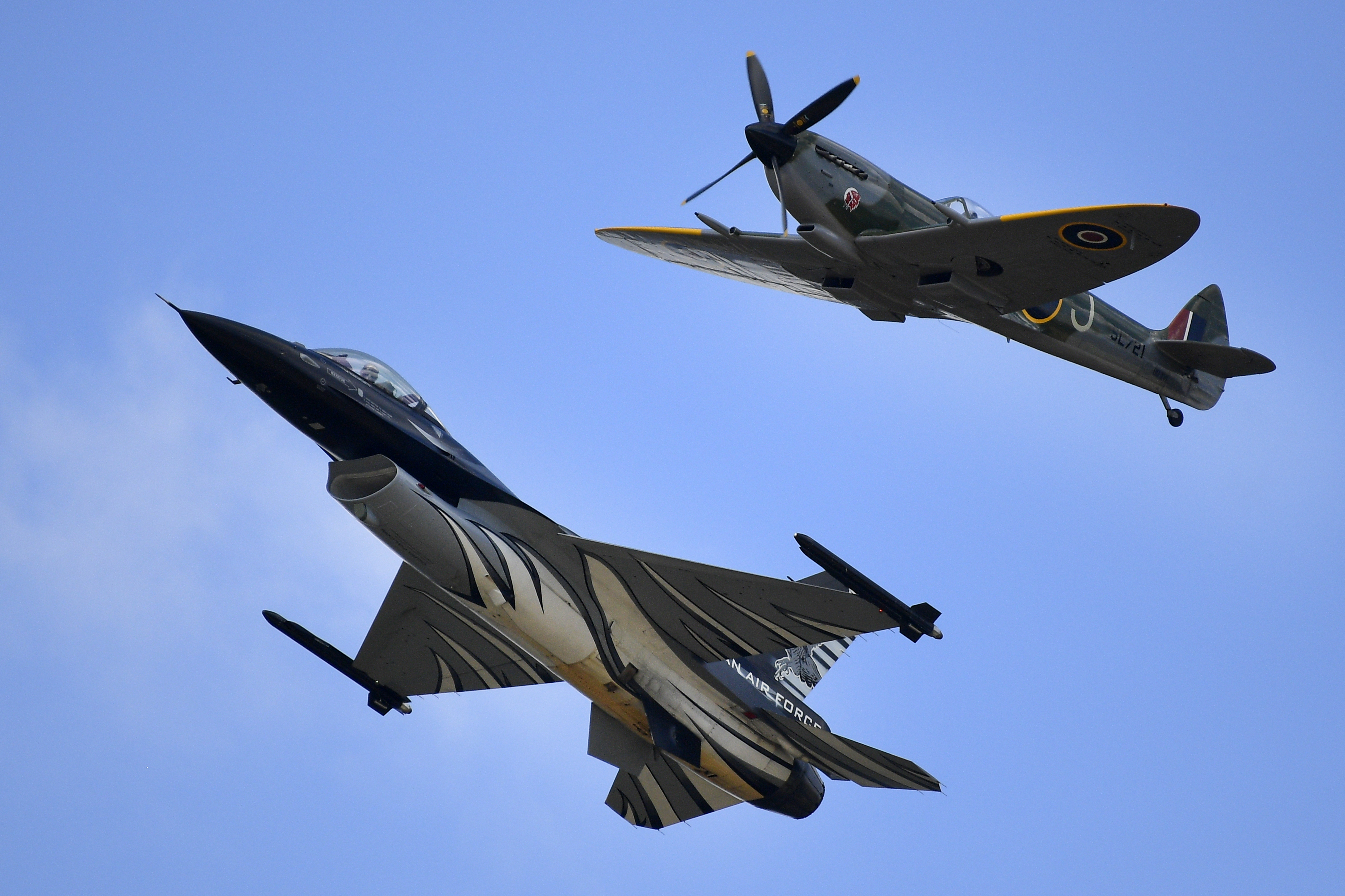 A belga légierő szerelője véletlenül szétlőtt egy F-16-ost