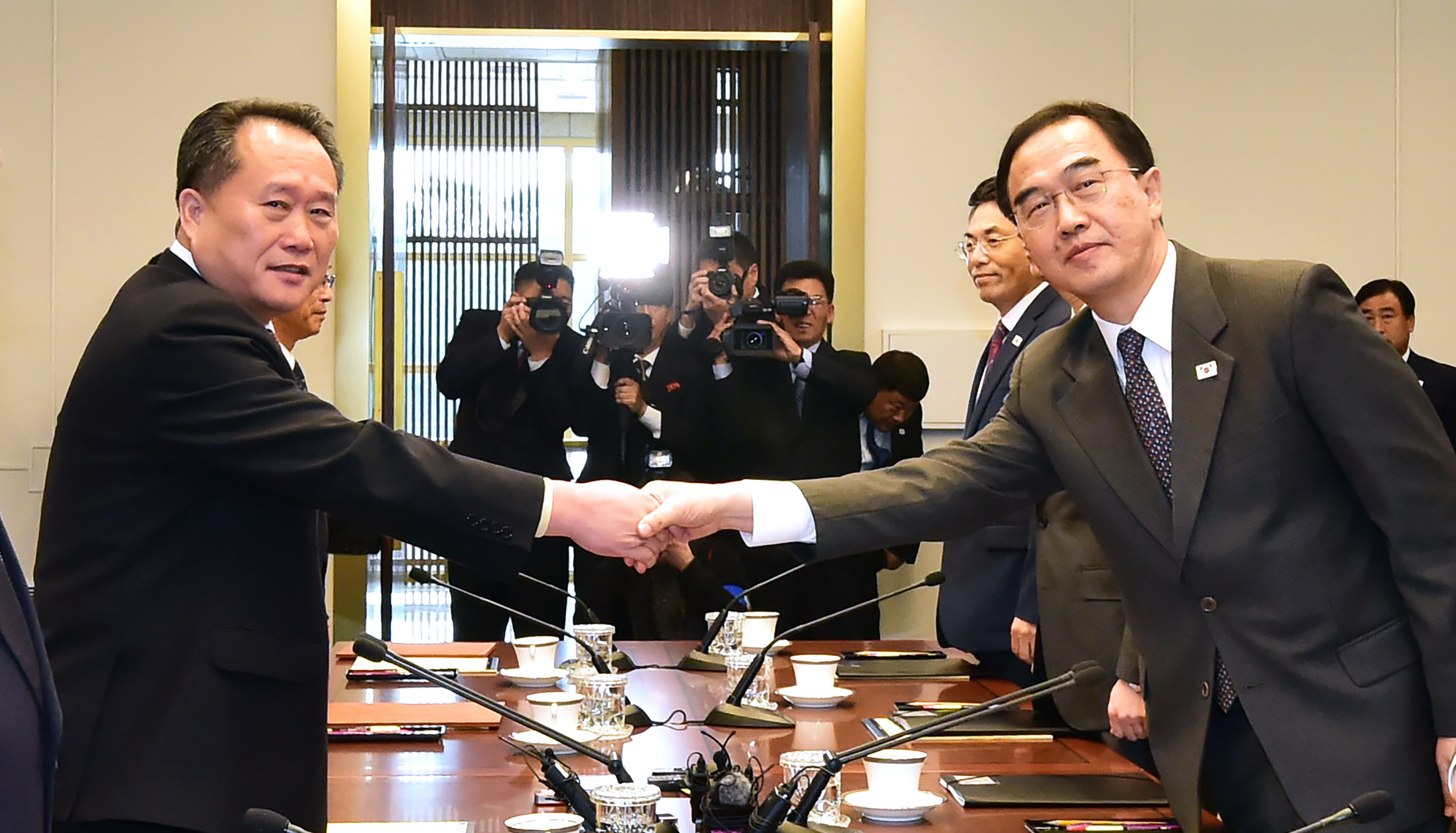 Még az idén letehetik a két Koreát összekötő út és vasút alapkövét