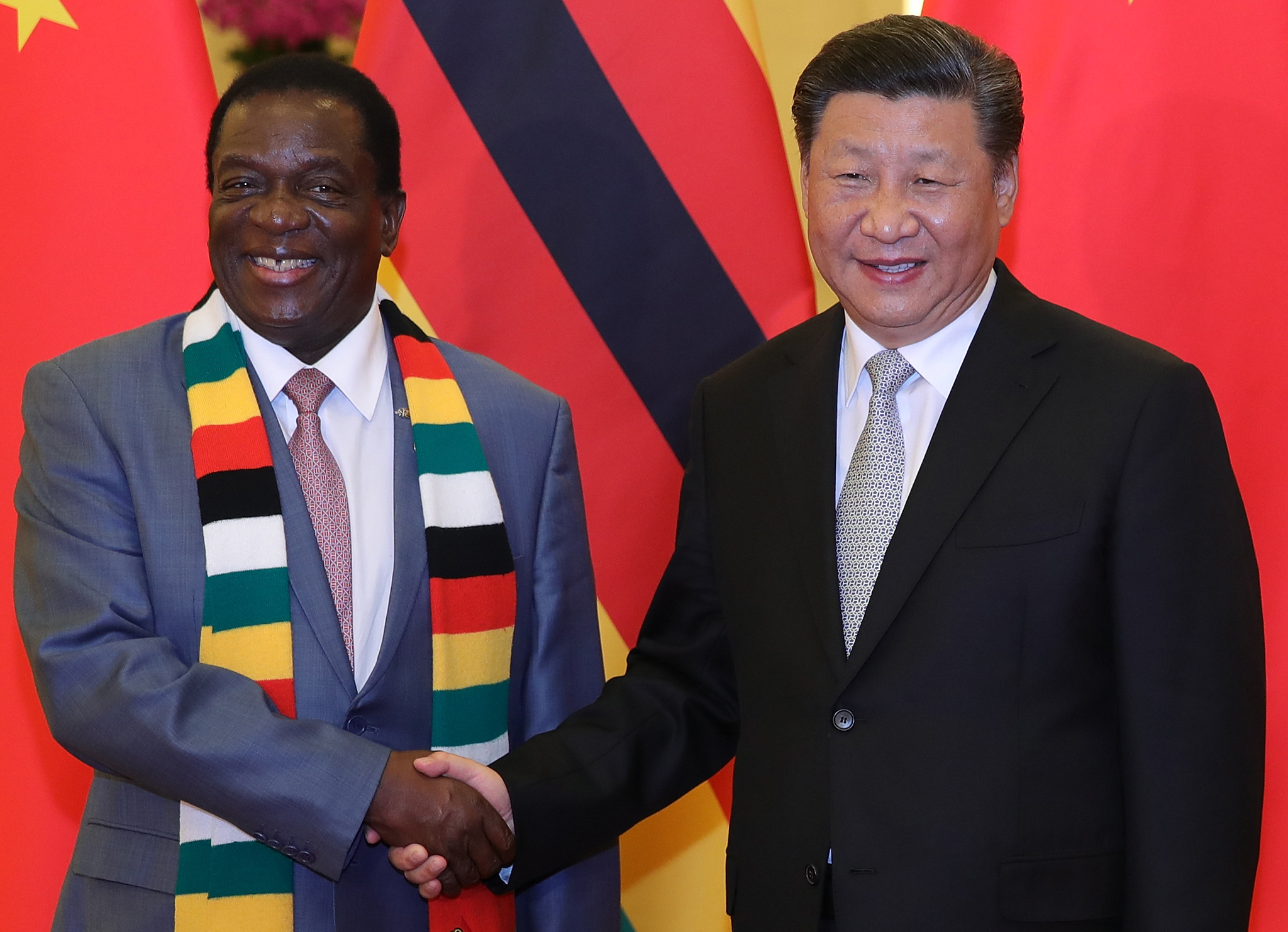 Hszi Csin-ping, a Kínai Népköztársaság elnöke kezet ráz Emmerson Mnangagwa zimbabwei elnökkel 2018. szeptember 5-én Pekingben