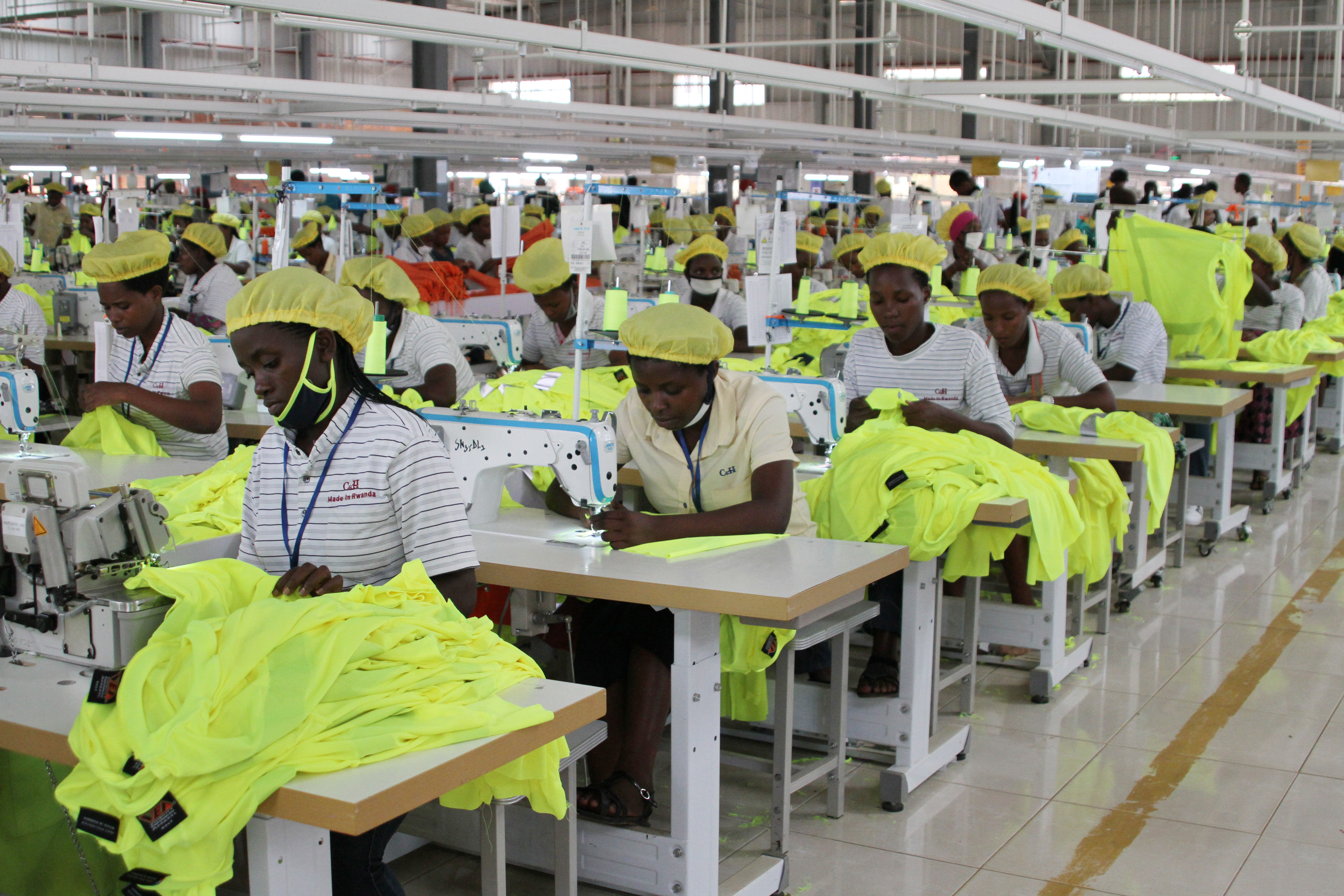 Dolgozó nők a G&H Garments kínai ruházati cég gyárában Kigaliban, a Ruandai Köztársaság fővárosában, 2018. augusztus 28-án