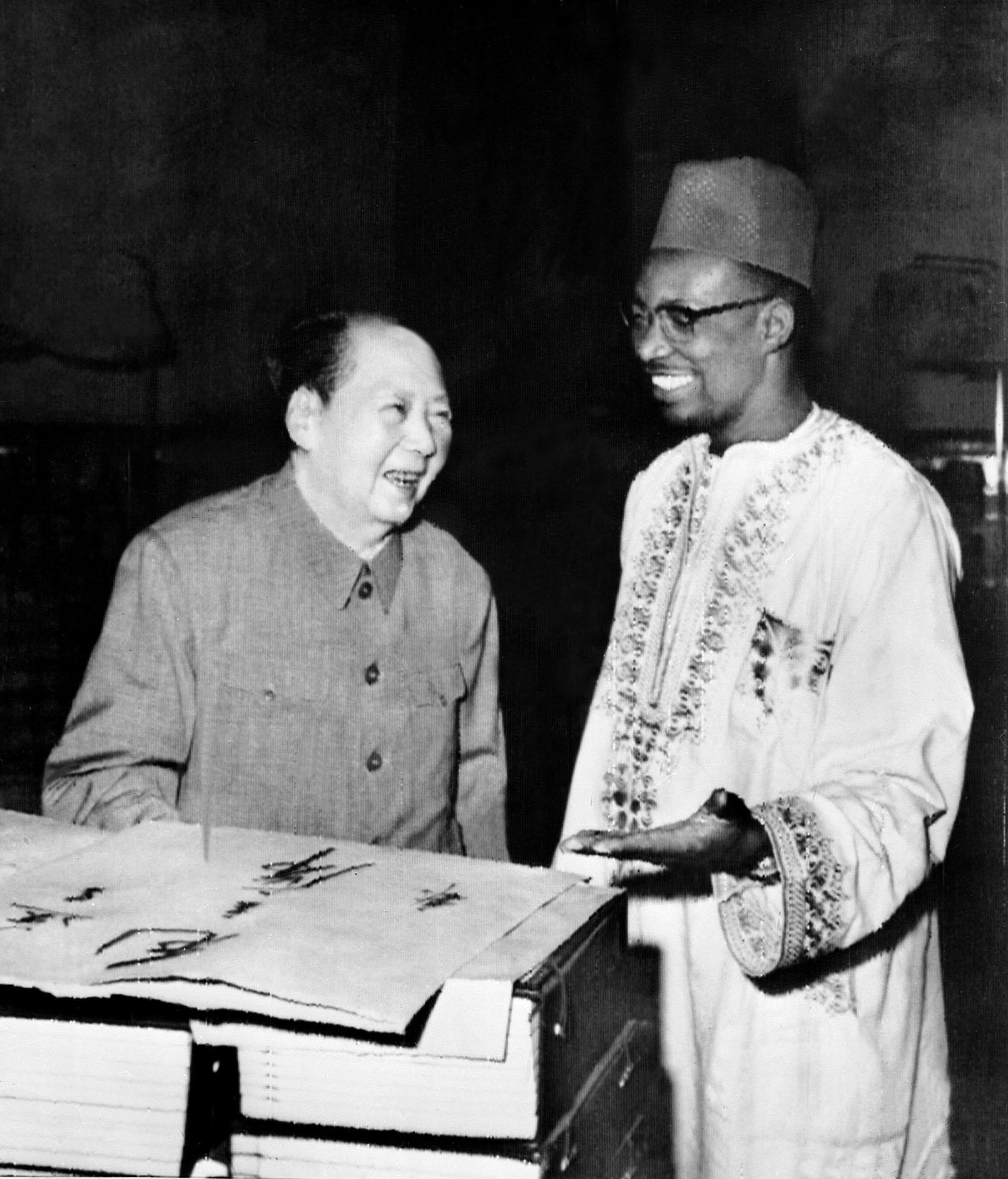 Mao Ce-tung kínai elnök viccelődik Moussa Traoréval, Mali elnökével 1973-ban Pekingben