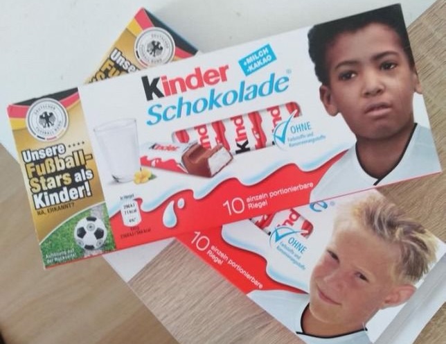 Az Origo azon őrjöngött, hogy Németországban a Kinder-csokit egy fekete kisfiúval reklámozták, aki egyébként a német válogatott sztárja.