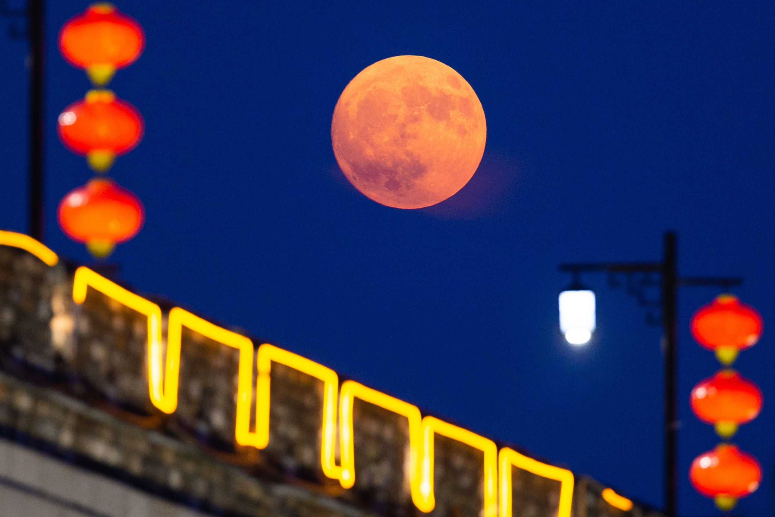 Kínában egy második holddal világítanák meg az éjszakákat