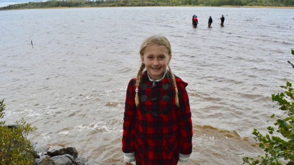 Egyelőre nem lesz Svédország királynője a 8 éves kislány, aki egy 1500 éves kardot talált egy tóban