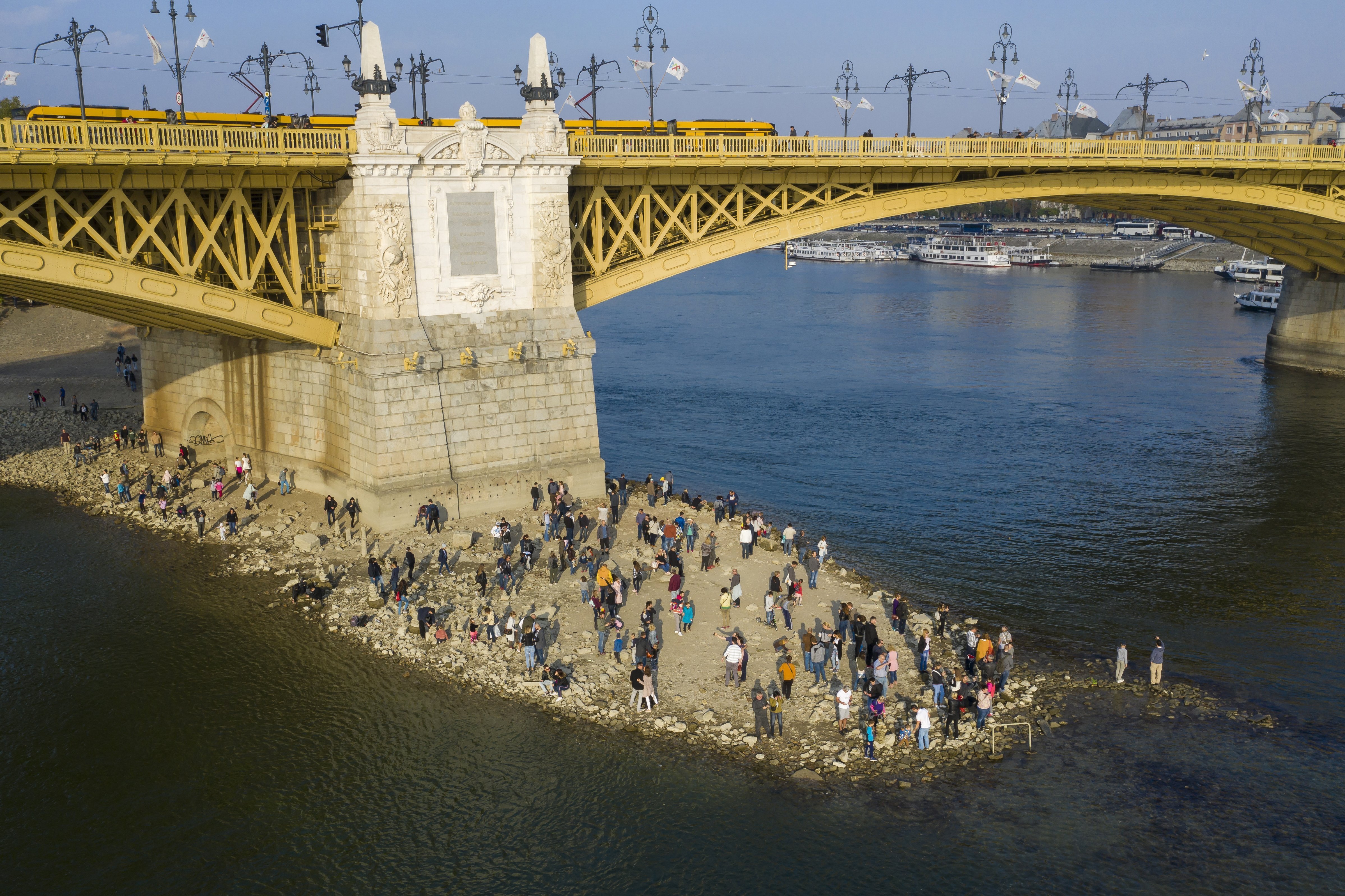 Így ünnepelték a budapestiek a rekordalacsony dunai vízállást