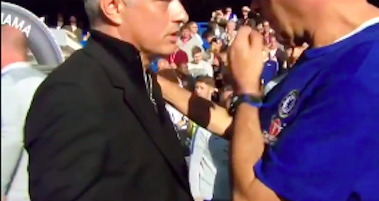 Sarri mester bányászott egyet az orrában, majd a leletet beletörölte Mourinho hátába, miközben éppen kibékültek