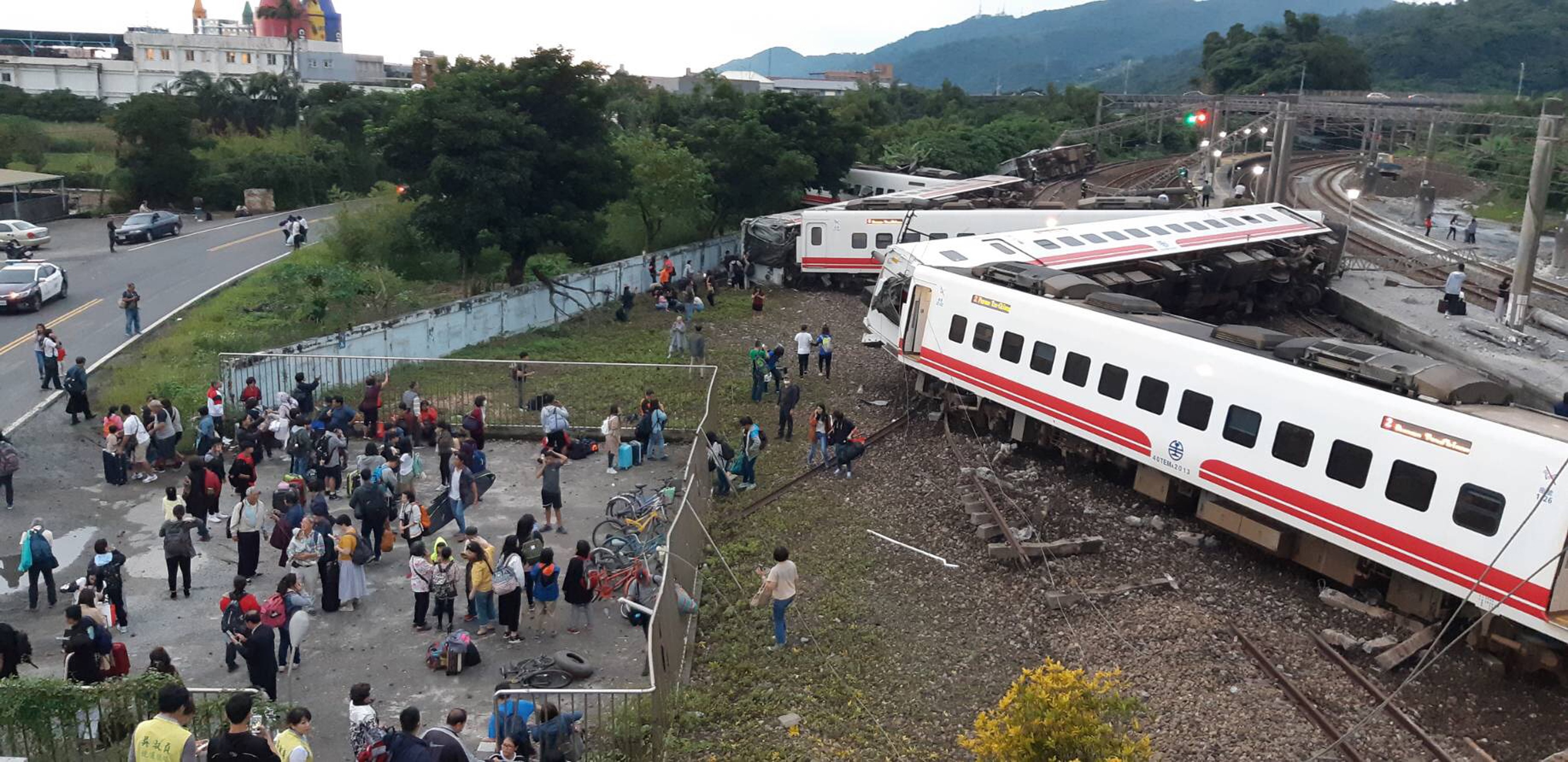 Kisiklott a tajvani Pujuma Expressz, legalább 17-en meghaltak, nagyon sok a sebesült