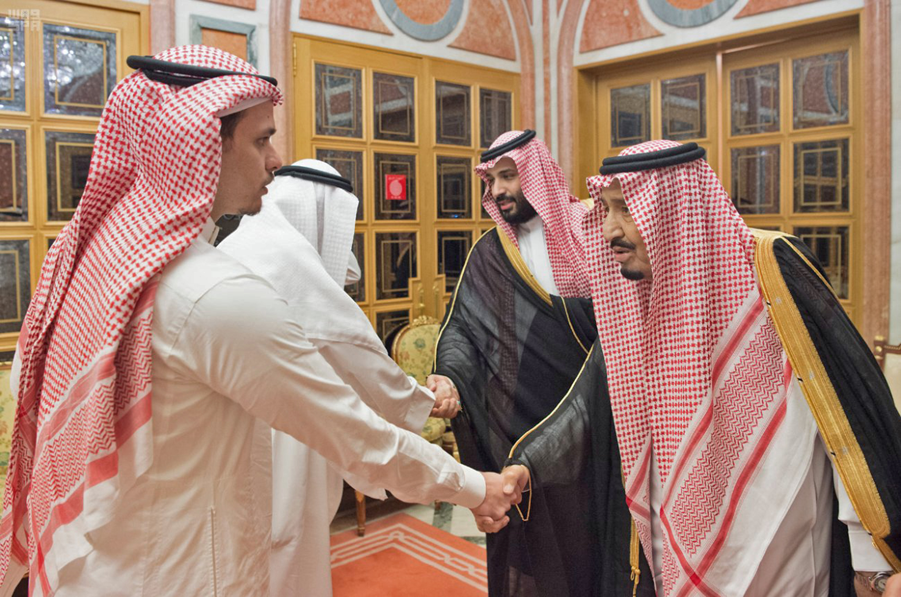 Miután Hasogdzsi fia lekezelt a szaúdi királlyal, elhagyta az országot