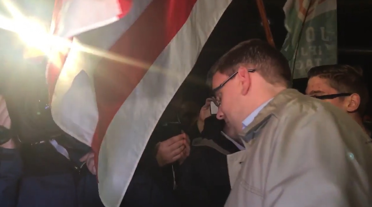 „Megvették a lelketek, szátok lett a seggetek” - ordították a Hír Tv stábjának a Jobbik tüntetésén