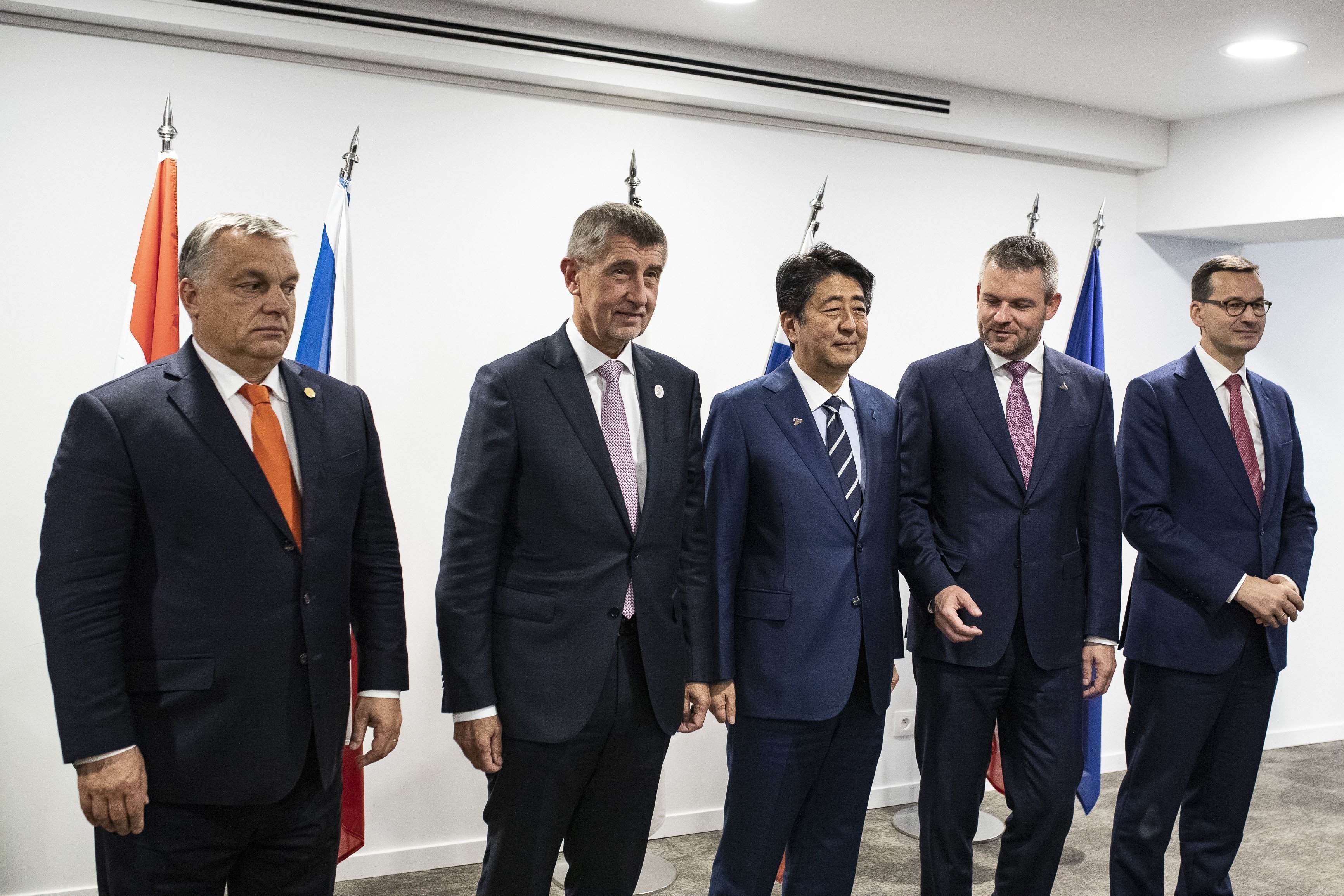 Balról jobbra: Orbán Viktor, Andrej Babis, Abe Sindzó, Peter Pellegrini és Mateusz Morawiecki, csütörtökön, Brüsszelben. Nem lett jó vége.