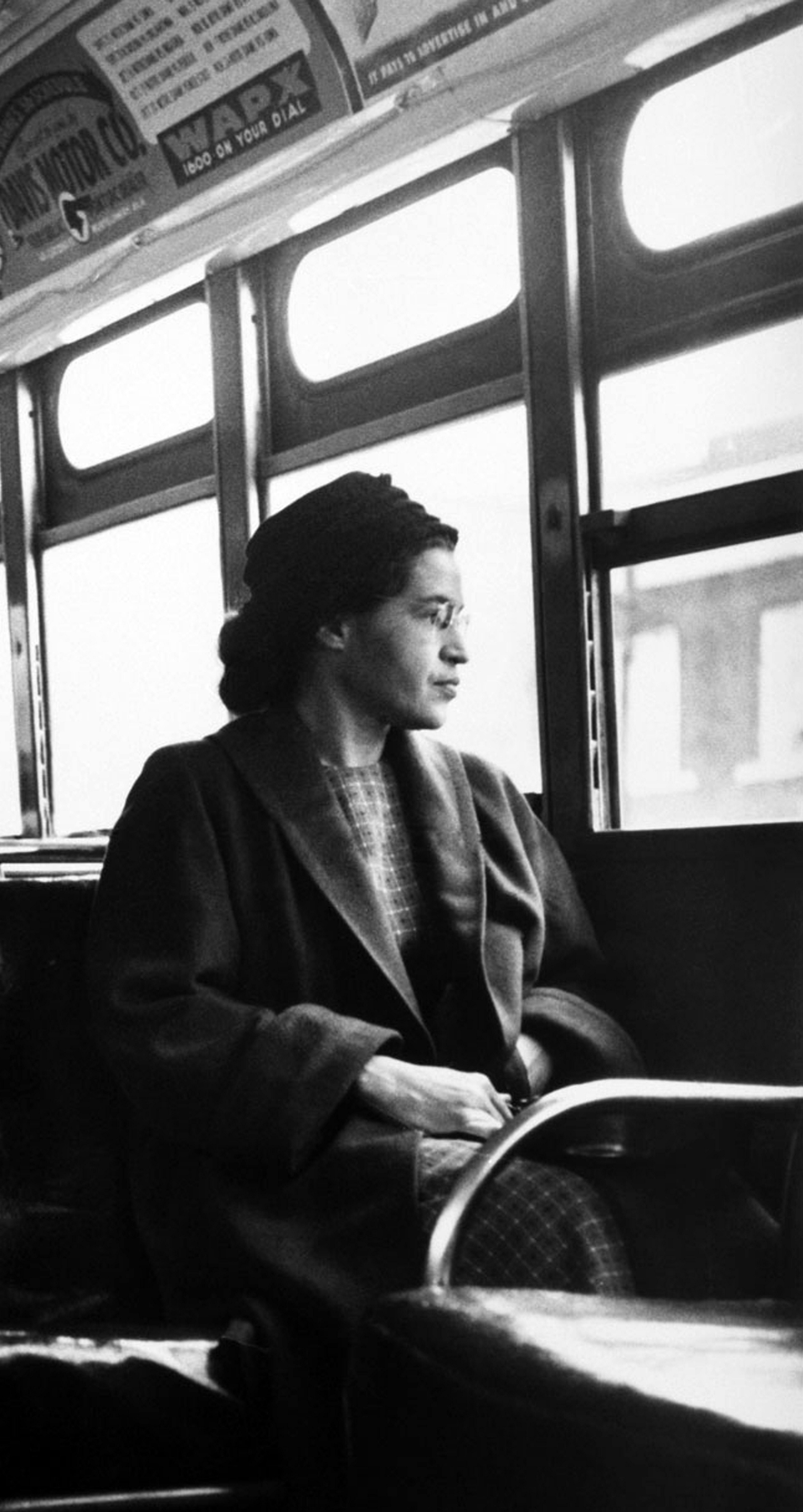 Rosa Parks 1956-ban egy buszon Montgomeryben, Alabamában