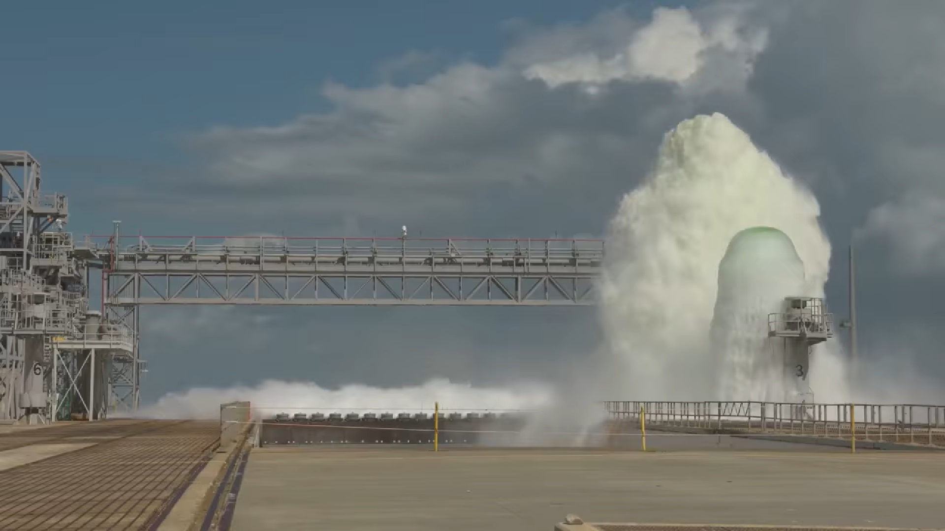 Látványos videón, amint a NASA 1,7 millió liter vízzel áraszt el egy indítóállást