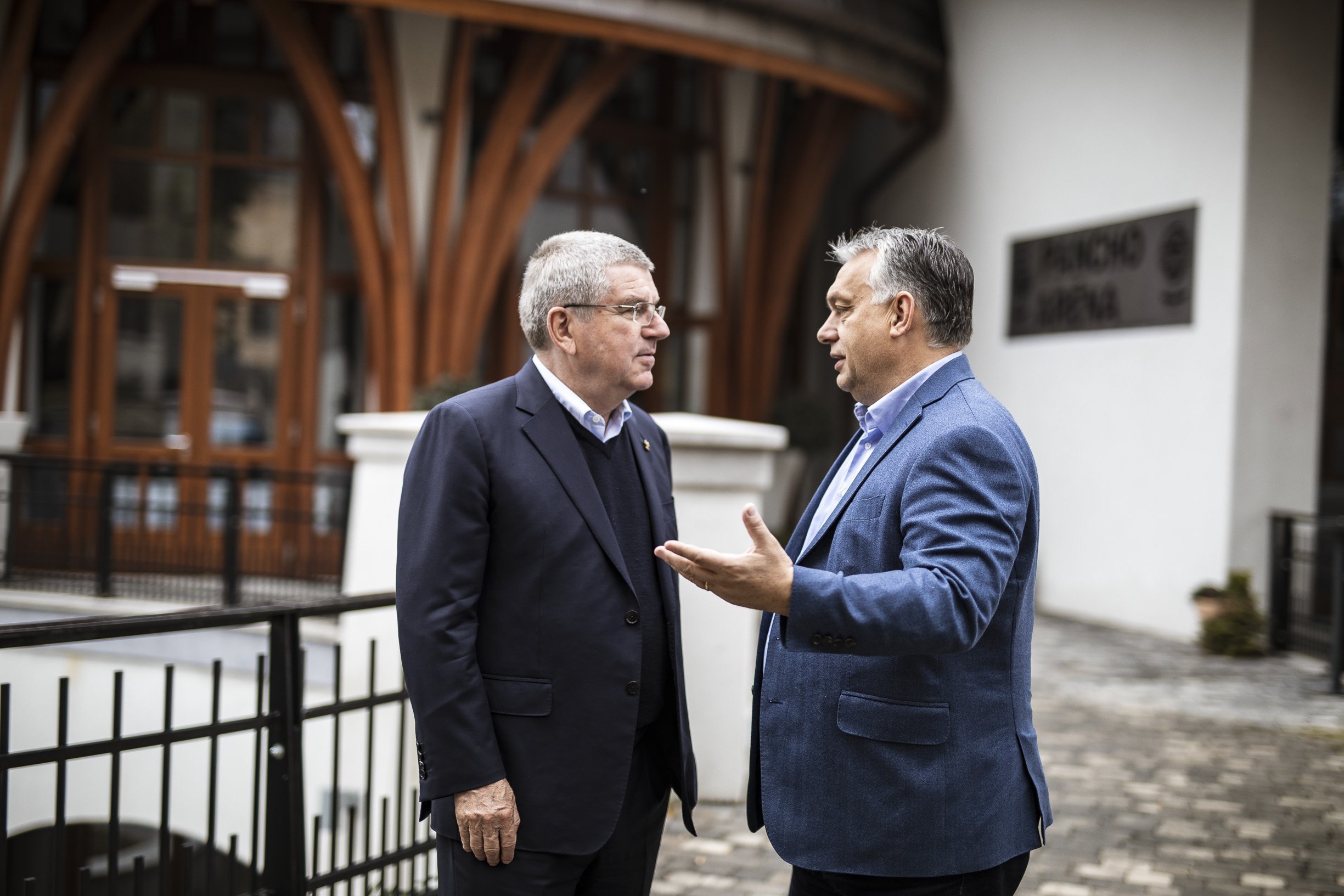 Orbán Viktor miniszterelnök (j) és Thomas Bach, a Nemzetközi Olimpiai Bizottság (NOB) elnöke Felcsúton  2018. október 27-én