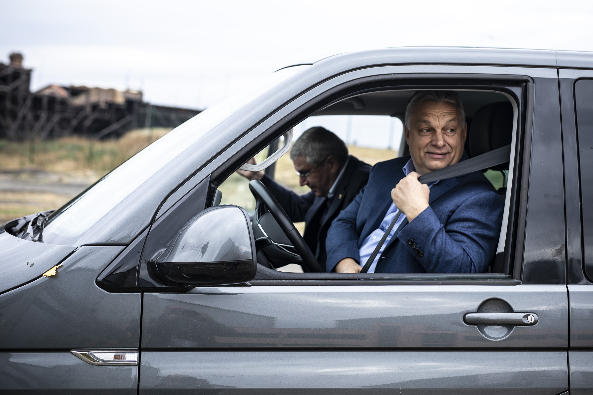 Karambolozott egy autó Orbán Viktor konvojából