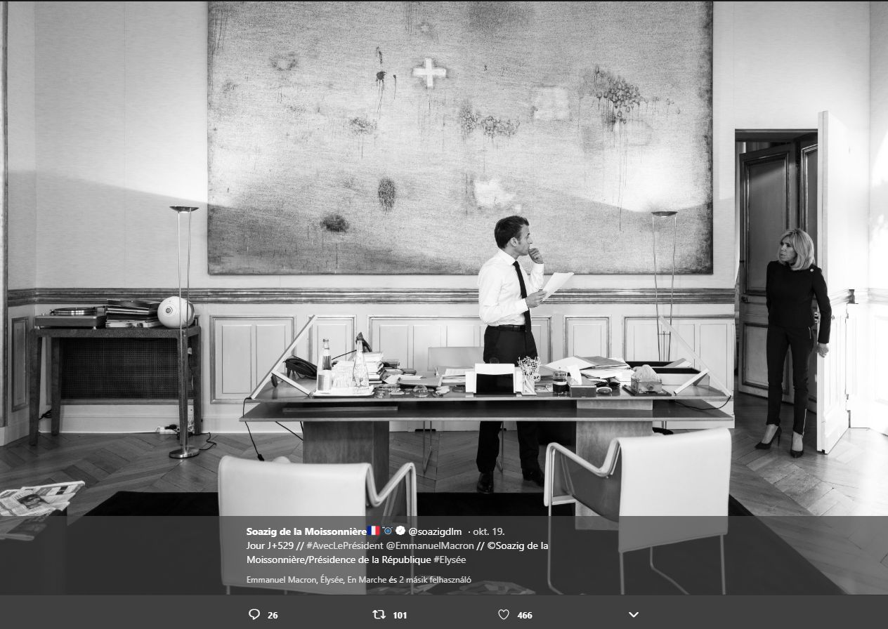 Macron íróasztala fölött egy magyar festő képe lóg