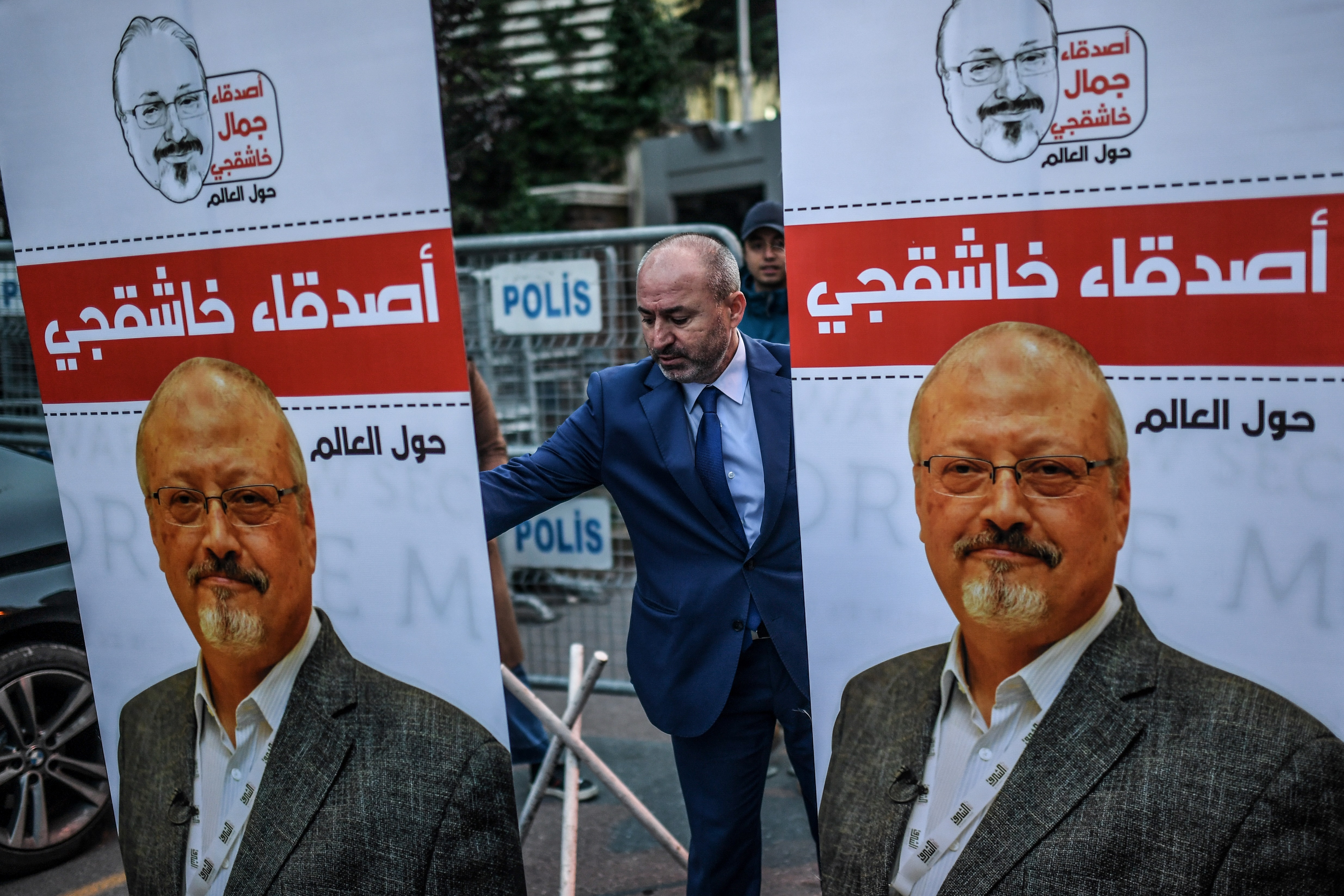 Jamal Khashoggi meggyilkolt újságíró az isztambuli szaúdi konzulátus elé kihelyezett plakátokon