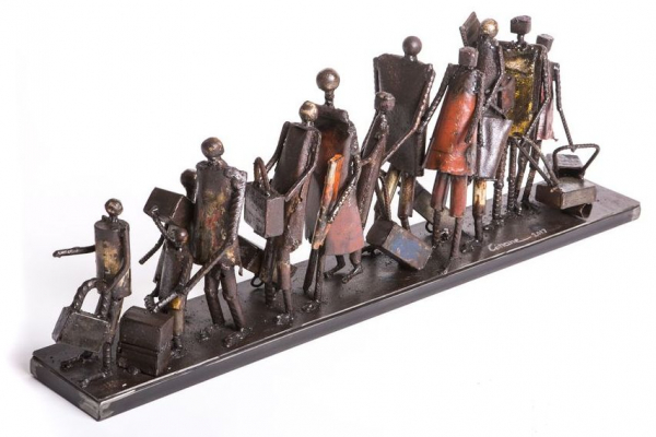 Ginane Makki Bacho: Menekültek című szobra (2018, acél, 76,2 x 12,7 x 22.9 cm) a Brooklyn Museum kiállításán szerepel
