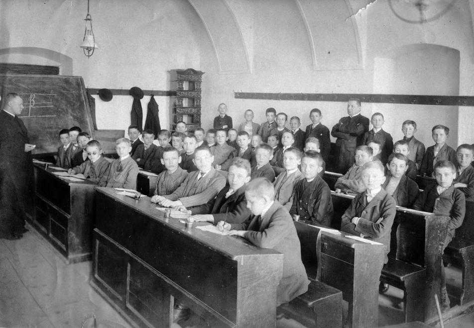 Csend, rend, fegyelem. A kolozsvári piarista főgimnázium egyik osztálya 1910-ben.