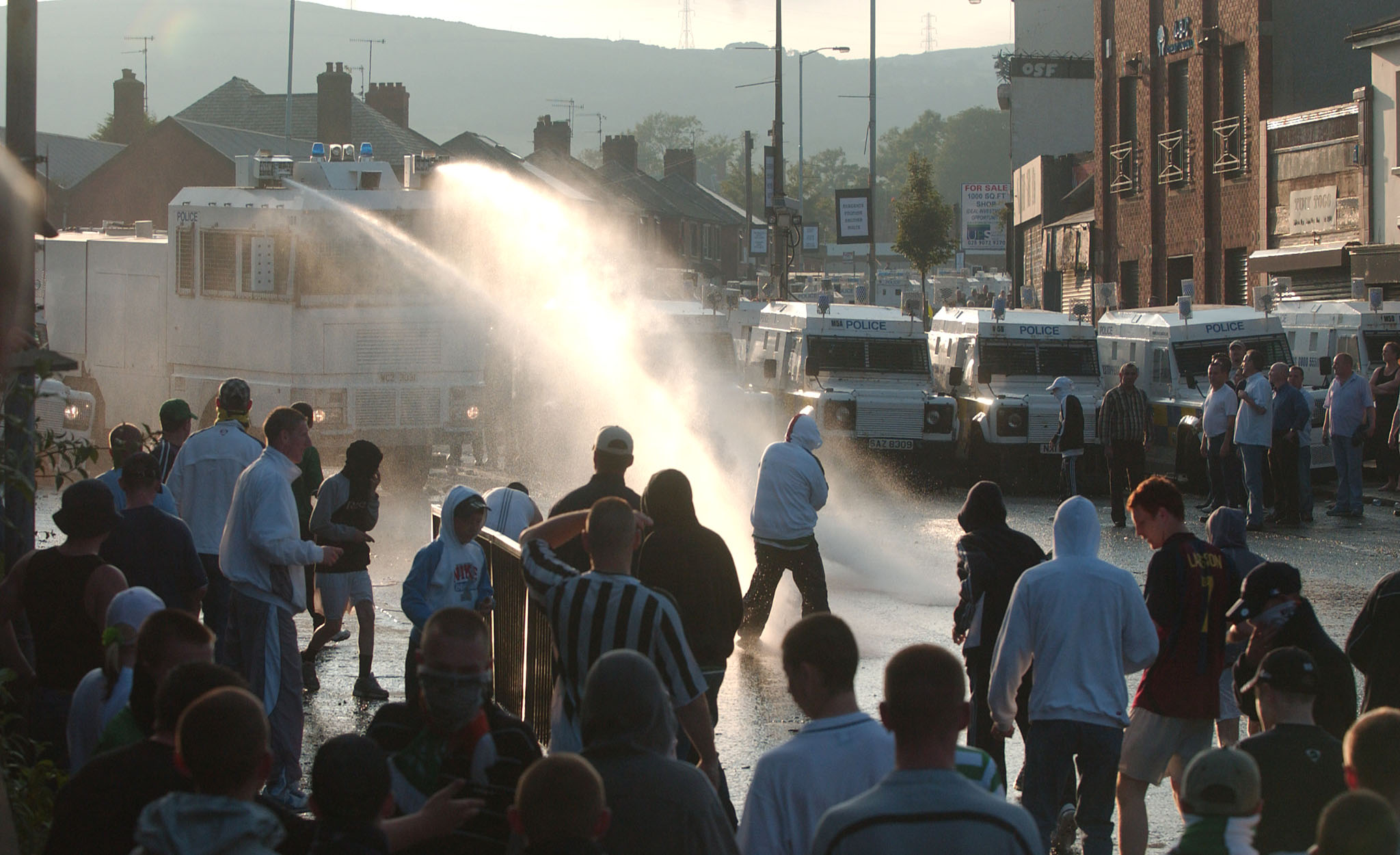Protestáns-katolikus szembenállás Belfastban 2005 júliusában