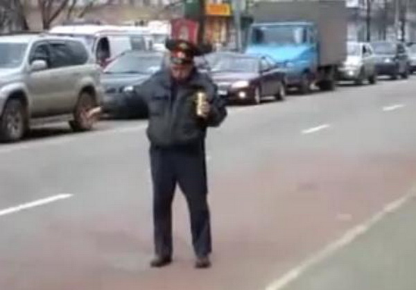 Fejéhez tartott pisztolyával akarta bizonyítani a részeg orosz rendőr, hogy nincs már több golyó a tárban