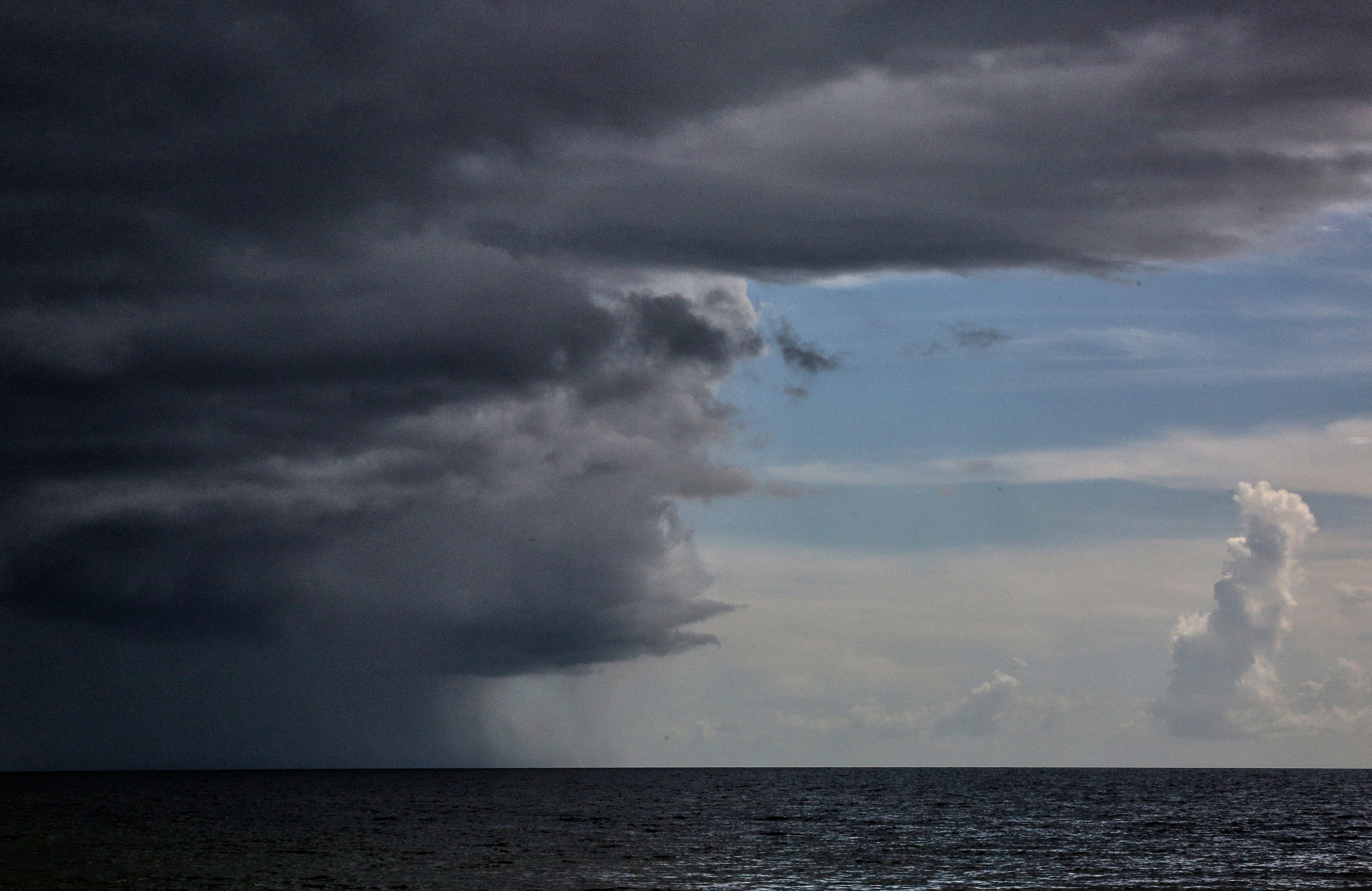 Viharfelhők és az Atlanti-óceán Florida partjainál