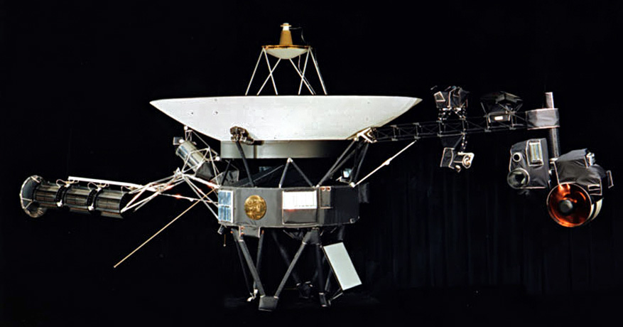 A Voyager, oldalán az aranylemez helyét mutató jelzéssel.