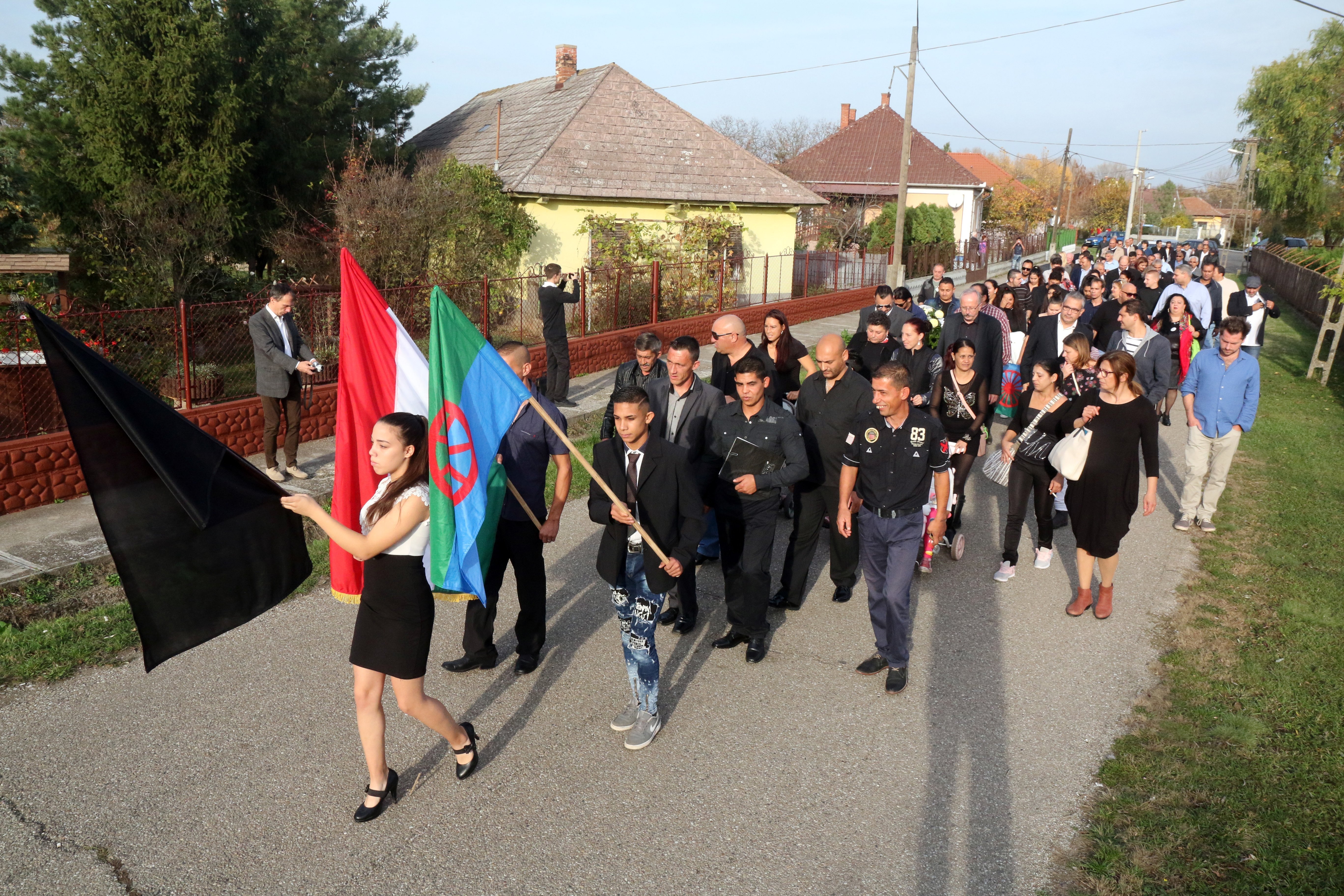 A romák elleni sorozatgyilkosság áldozataira emlékezők vonulnak a bűncselekmény 10. évfordulóján Nagycsécsen.