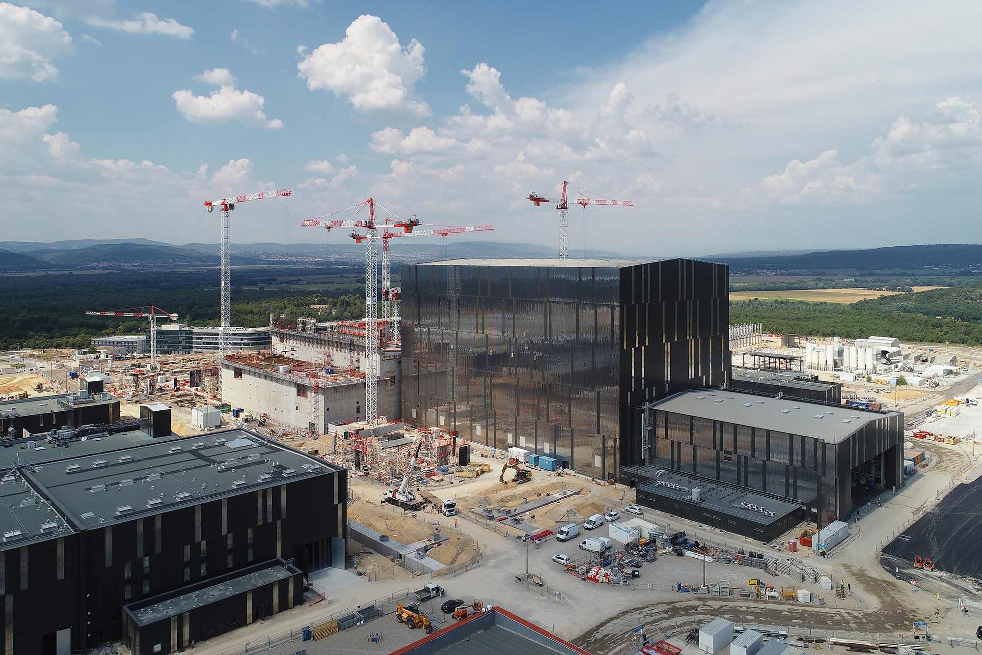 Az ITER épülő reaktor-épülete légifotón (Kép: ITER)