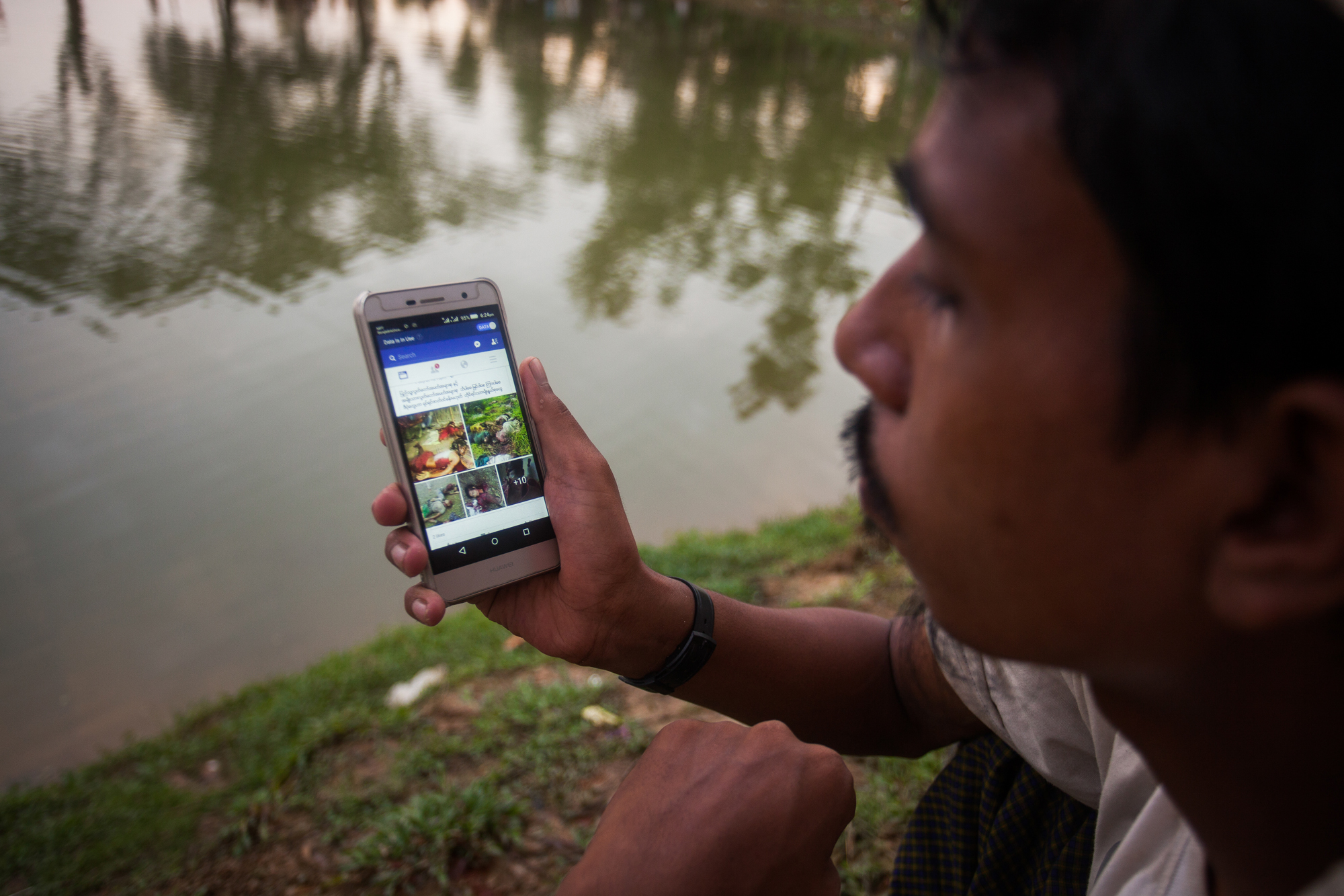 Rohingya menekült facebookozik egy átmeneti táborban Bangladesben