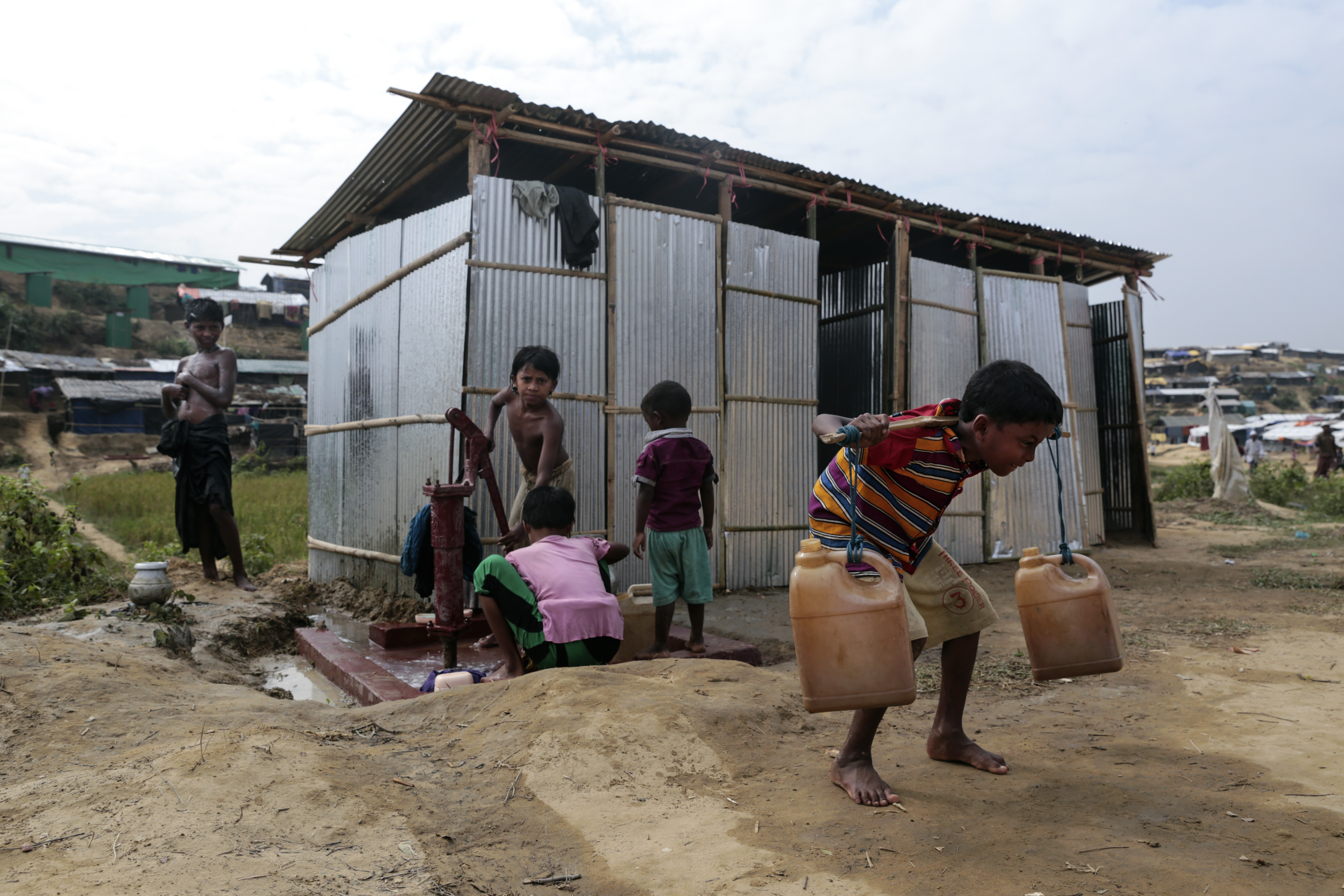 Az etnikai tisztogatás elől több mint 700 ezer rohingya menekült el, ez az októberi fotó egy bangladesi menekülttáborban készült rohingya gyerekekről