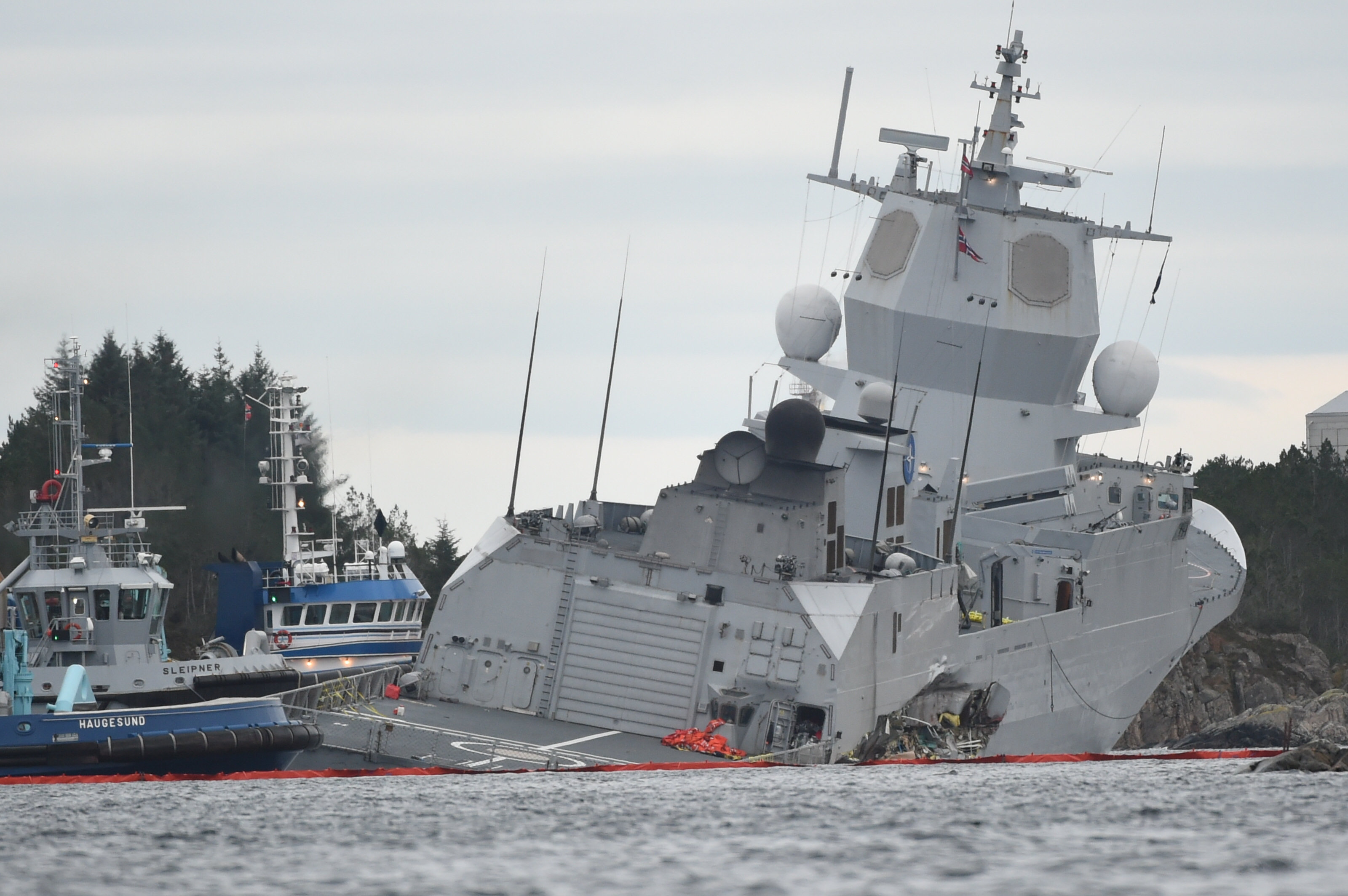 Egy norvég hadihajó összeütközött egy máltai tankerrel, és most az oldalára dőlve várja, hogy elsüllyedjen