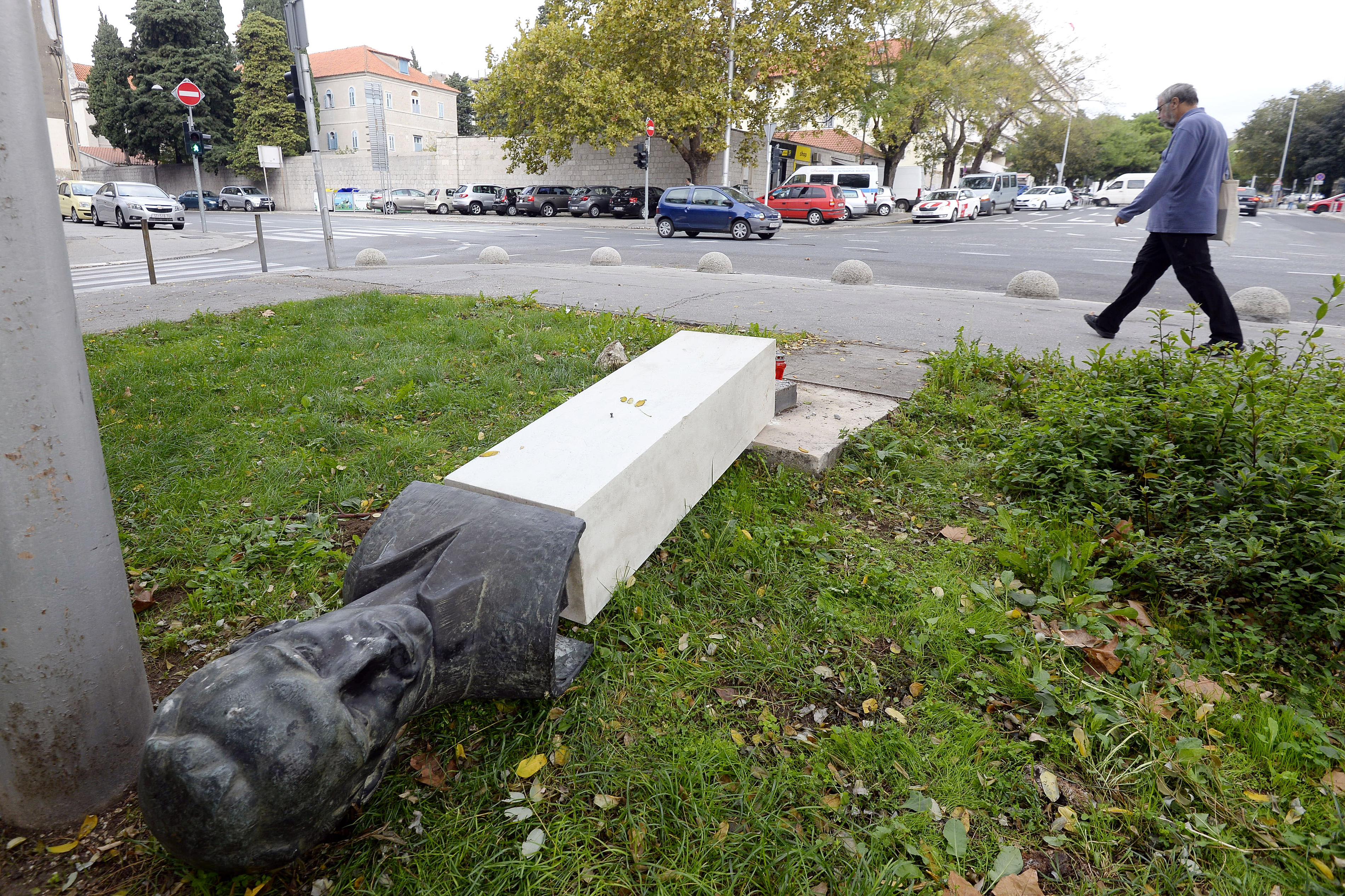 Egy férfi addig lökdöste egy horvát antifasiszta szobrát Splitben, míg az rádőlt és eltörte a lábát