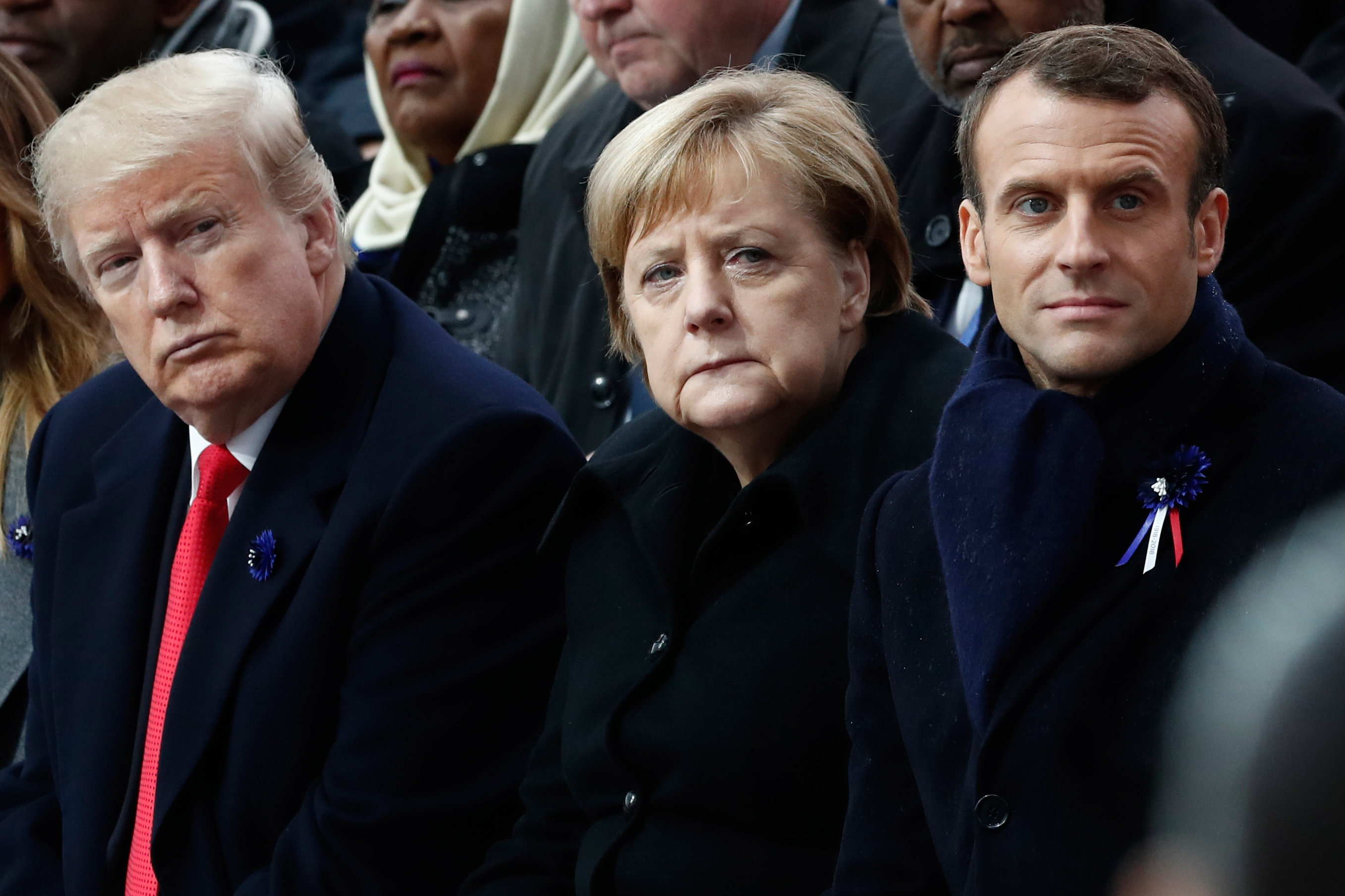 (Balról jobbra) Donald Trump, Angela Merkel és Emmanuel Macron a Diadalívnél.