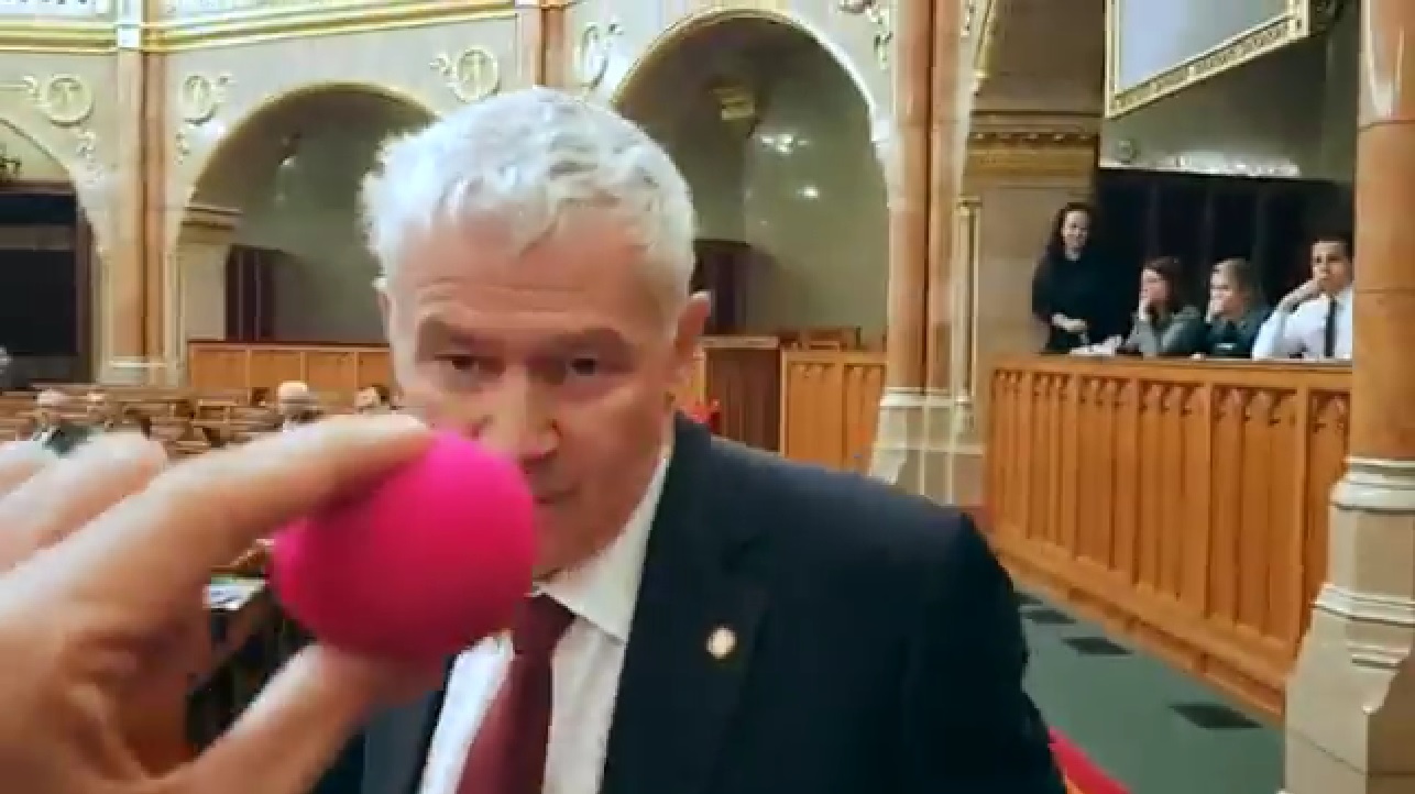 Bohócorrot vitt Polt Péternek a parlamentben a Párbeszéd politikusa