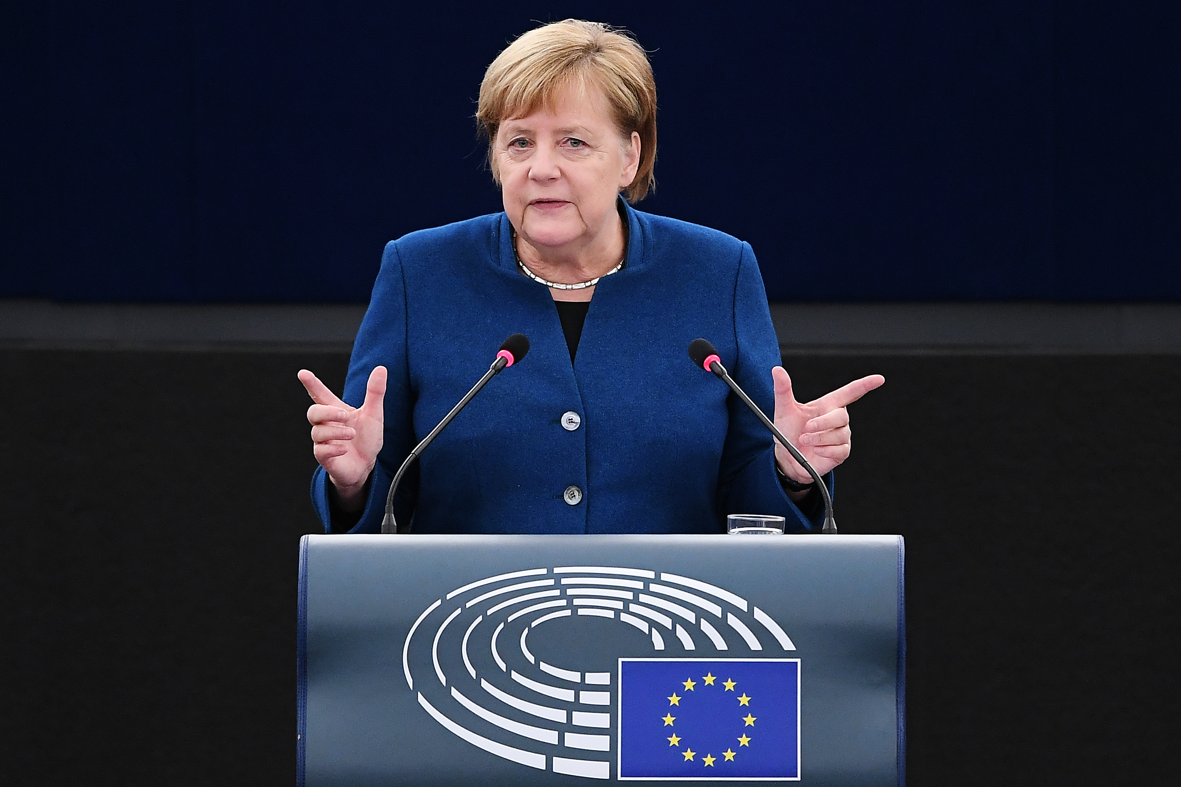 Merkel európai haderő felállítását sürgeti