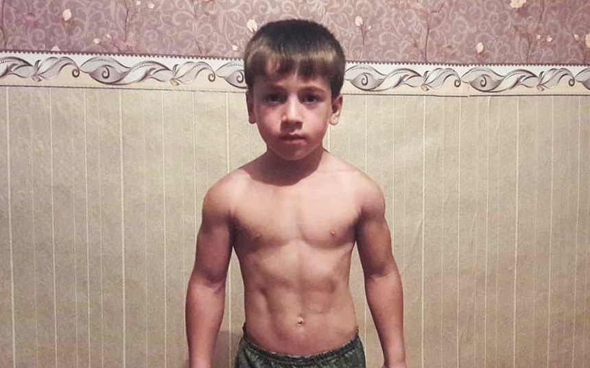 Egy 5 éves csecsen kisfiú állítólag 2 óra 25 perc alatt lenyomott 4105 fekvőtámaszt, de meg kell ismételnie, mert közben rajzfilmeket nézett
