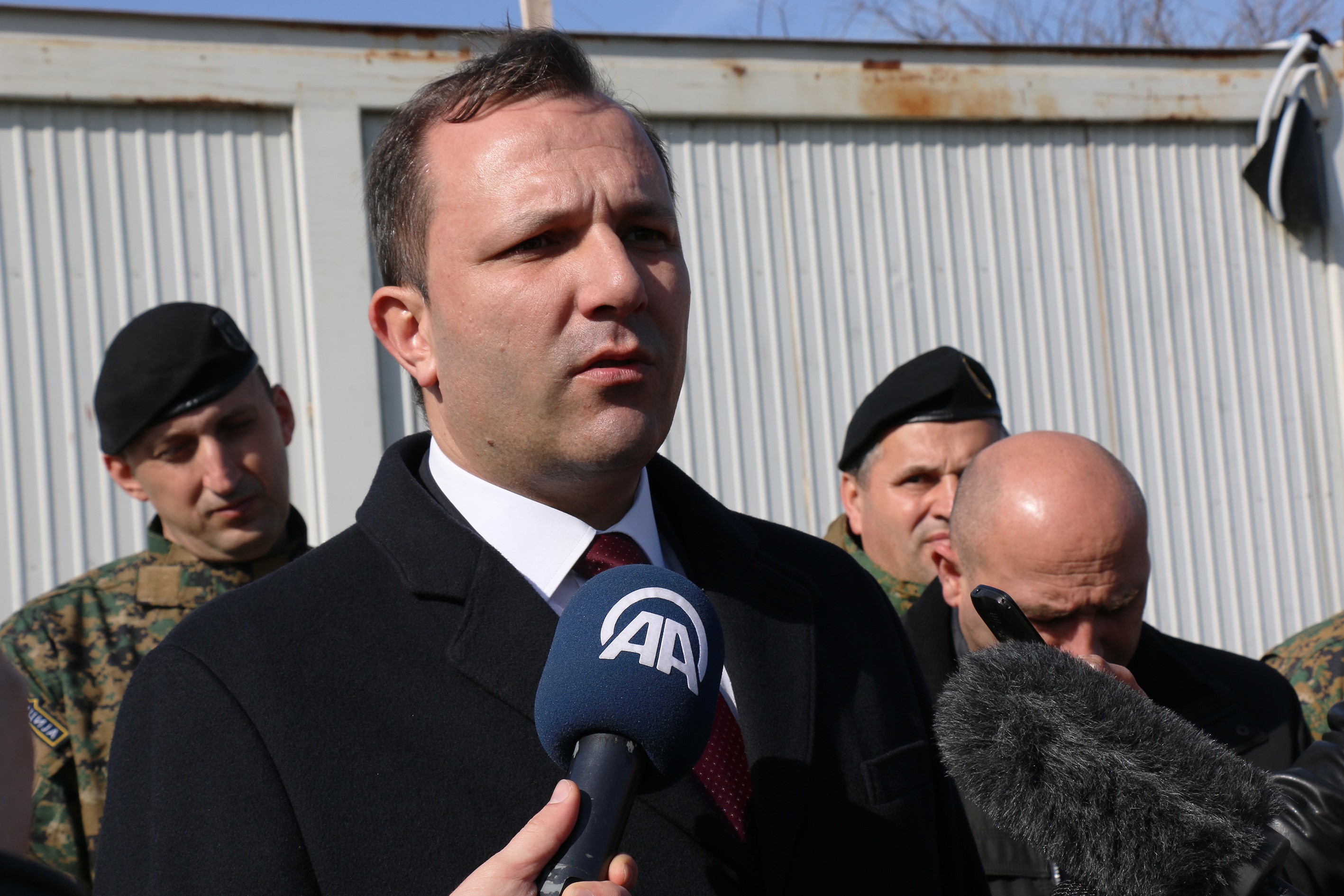 A macedón belügyminiszter szerint Gruevszki nem repülővel, hanem illegálisan, a határátkelőhelyek elkerülésével hagyta el Macedóniát