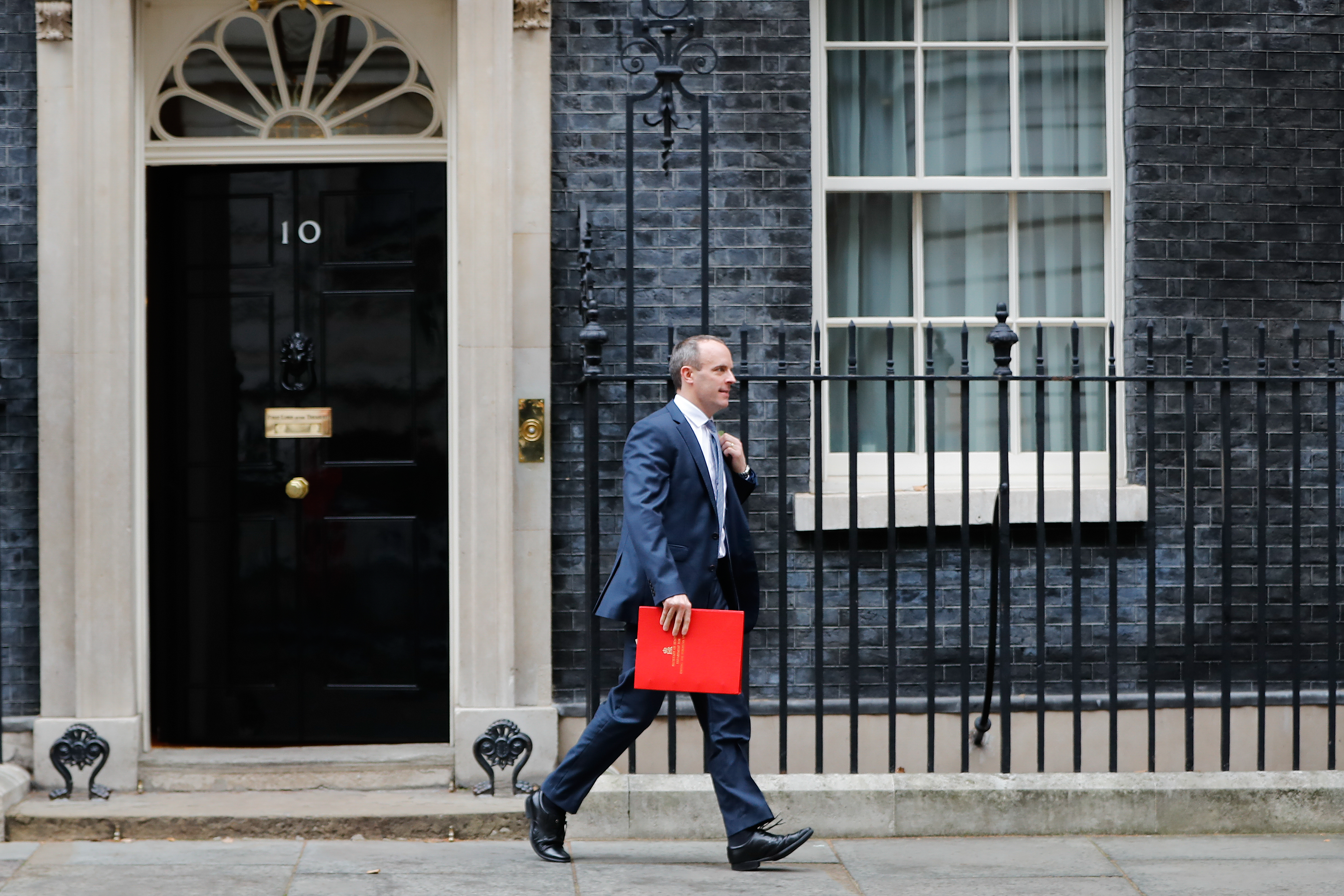 Dominic Raab a brit miniszterelnök hivatala, a Downing Street 10 előtt.