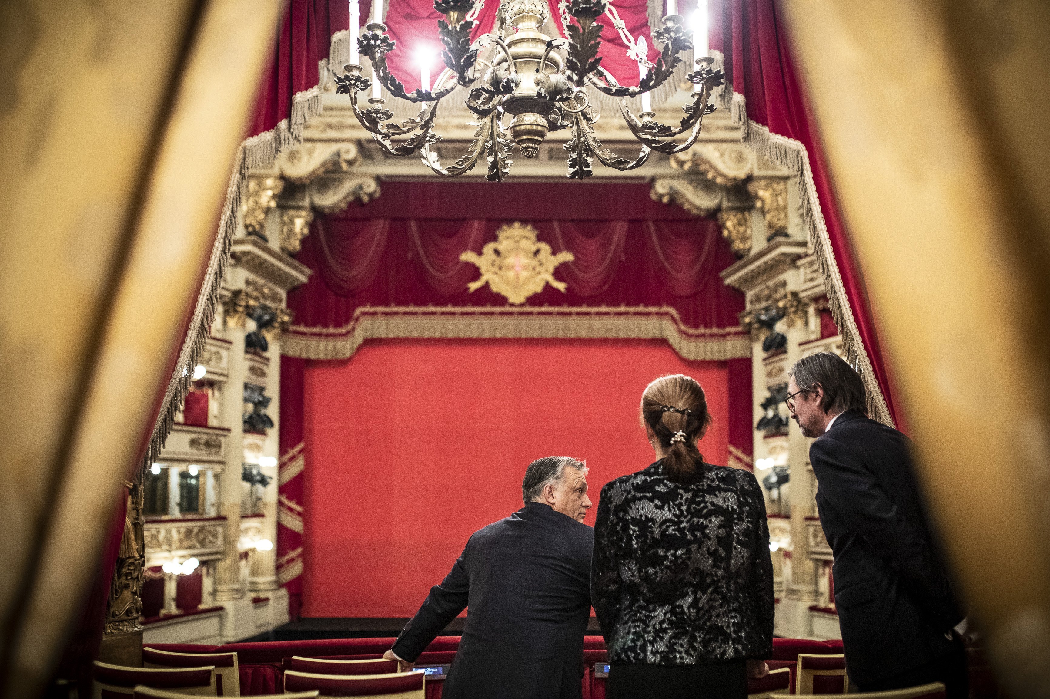 Orbán Viktor miniszterelnök (b), Lévai Anikó, a miniszterelnök felesége és Csiszár Jenő milánói főkonzul (j) a milánói Scala operaházban, ahol megtekintik Kurtág György Fin de partie című operájának ősbemutatóját 2018. november 15-én.