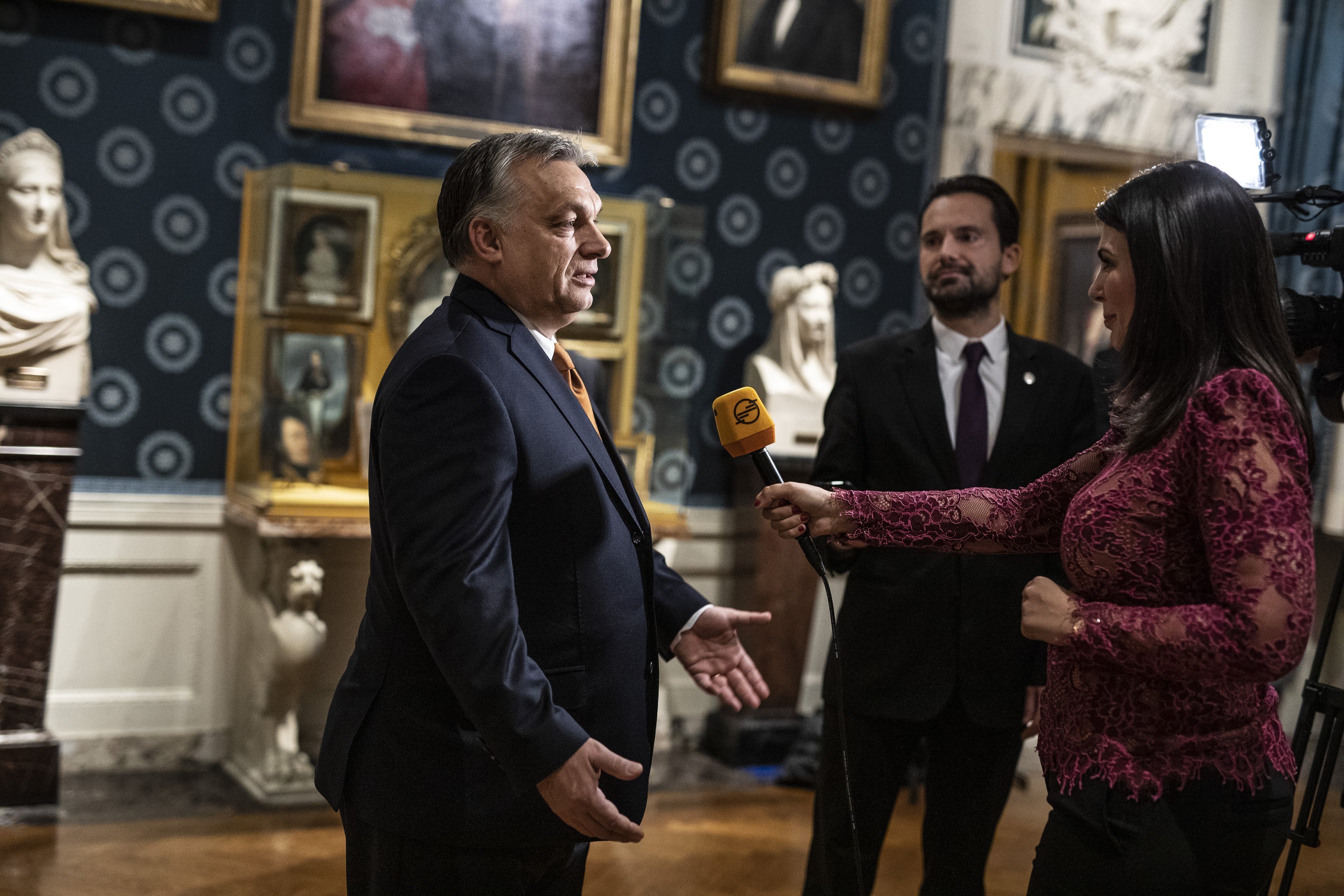 Orbán Viktor miniszterelnök (b) nyilatkozik az M5 csatornának a milánói Scala operaházban, ahol a miniszterelnök megtekinti Kurtág György Fin de partie című operájának ősbemutatóját 2018. november 15-én. Mellette Havasi Bertalan, a Miniszterelnöki Sajtóirodát vezető helyettes államtitkár.