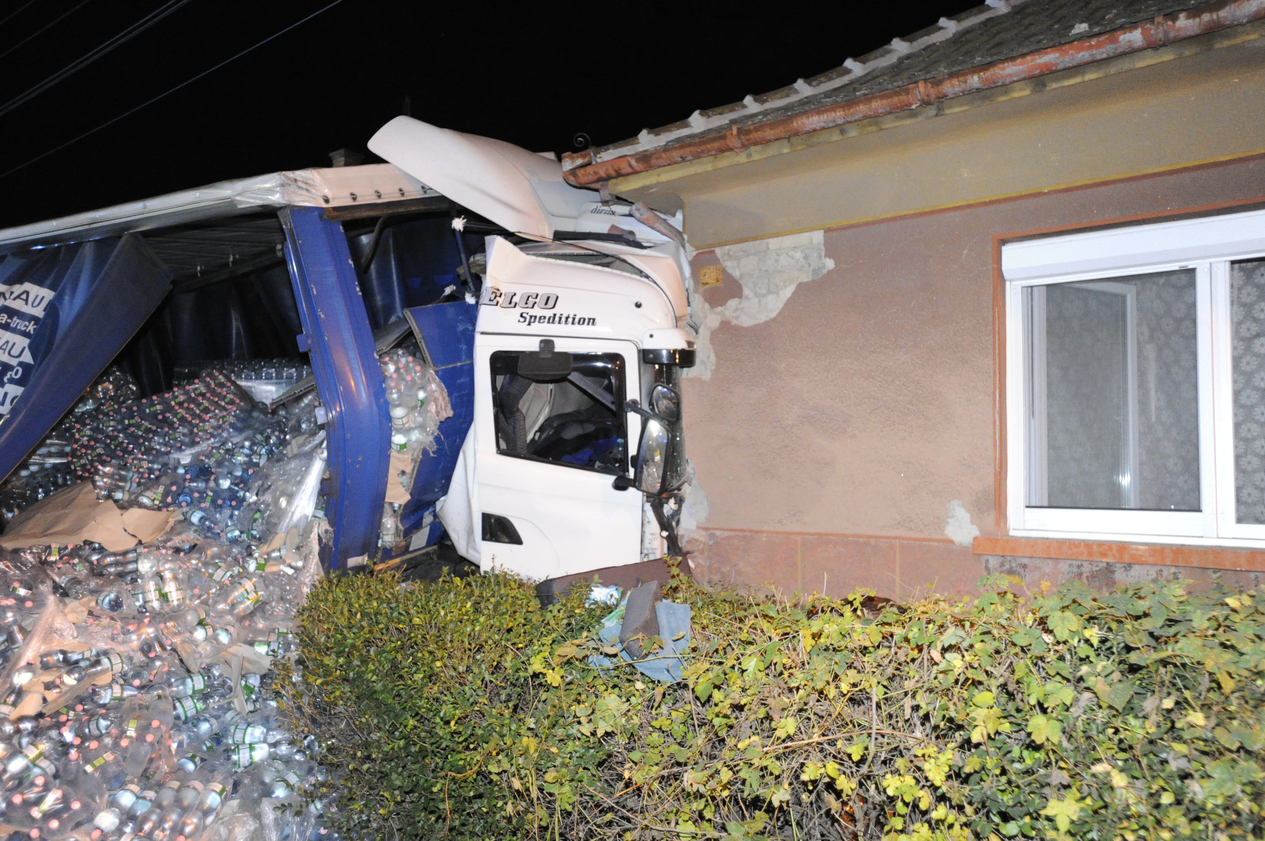 Családi házba csapódott egy ásványvizet szállító kamion Albertirsán
