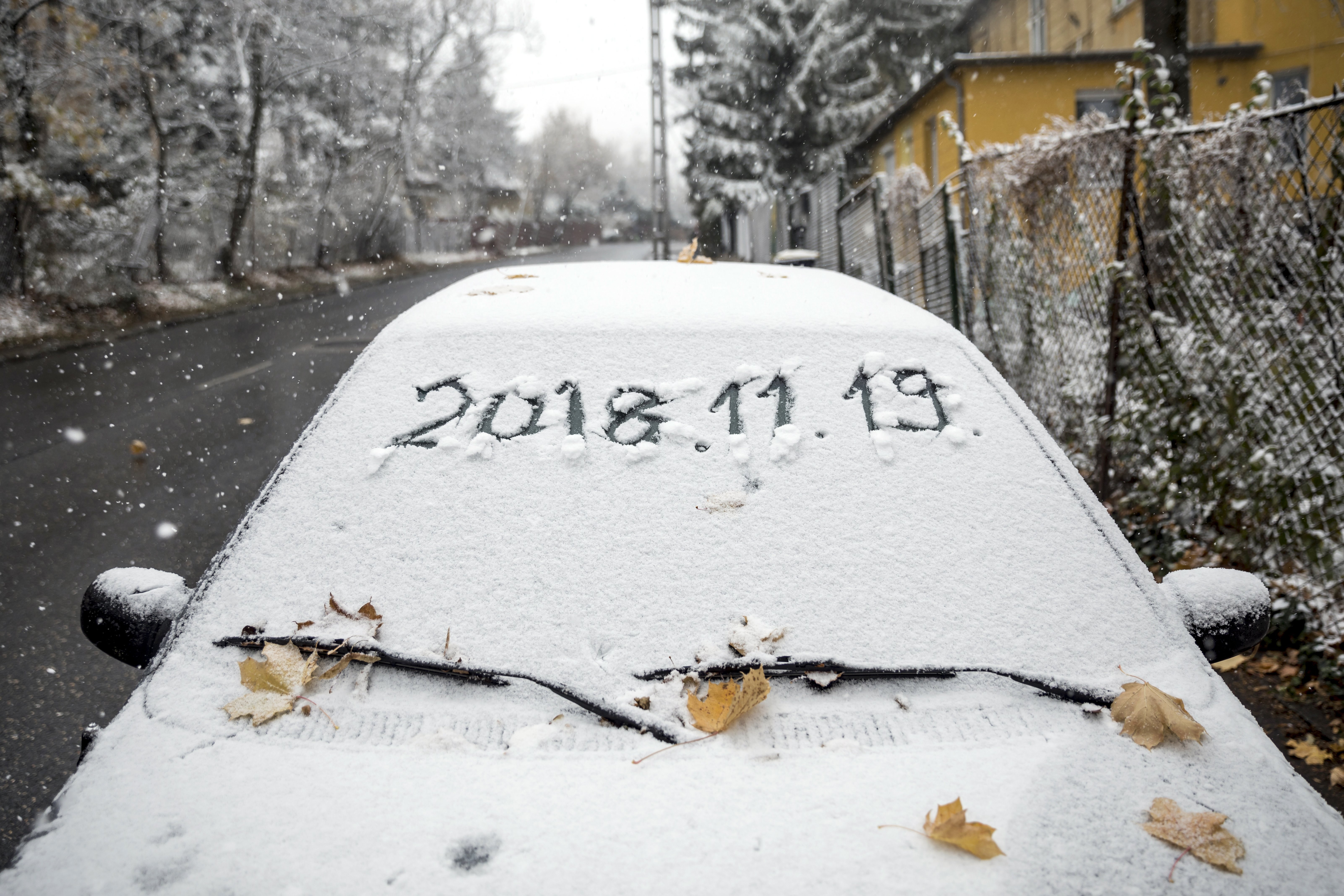 Megérkezett Magyarországra a hó, kedden nyugaton 10 centi is eshet
