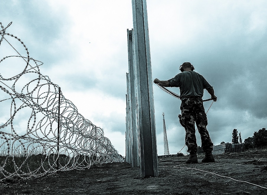 Rossz sci-fibe illő arcfelismerős határvédelmi rendszert tesztelnek a magyar kerítésnél