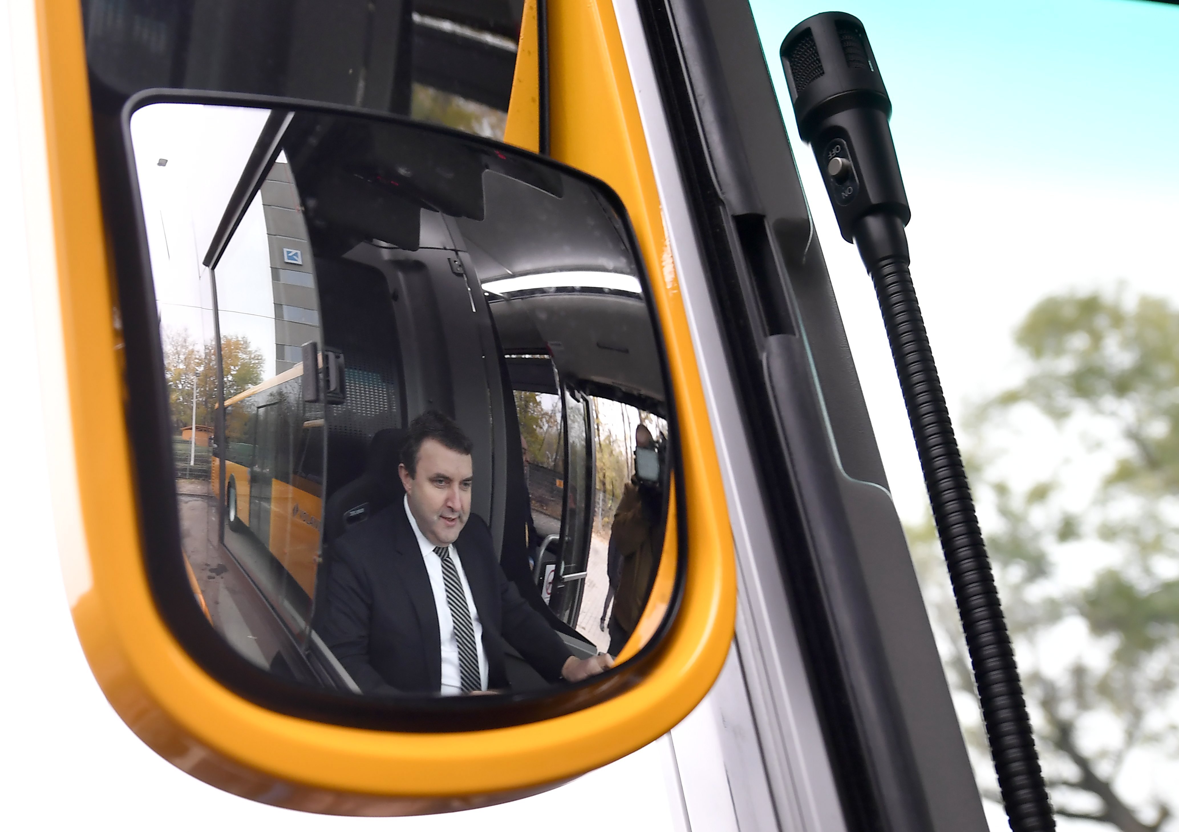 Palkovics miniszter bejelentette: két éven belül olyan iskolabusz-hálózat fog működni, mint Amerikában